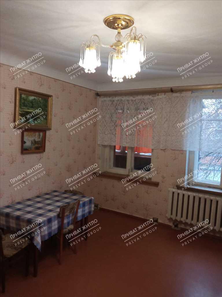 2-кімнатна квартира в центрі - це коли Корпусний сад, Соборність, ЦУМ,театр, кав`ярні та вся потрібна інфраструктура - буквально поруч пішки.45,3 м² у самому центрі Полтави - цегляний будинок, сталінка, 3/3 поверх.Дві кімнати, кухня 9 м², балкон, висока стеля 2,7 м, газова колонка.Квартира під ремонт - без компромісів із чужим дизайномІз приємного - закритий дворик.А з головного - локація, яку не треба рекламувати. Центр є центр.Під оренду - один із тих варіантів, де кращого за співвідношенням "центр + дві кімнати + ціна" ще треба пошукати.Свої пропозиції озвучуйте за вказаним номером телефону!