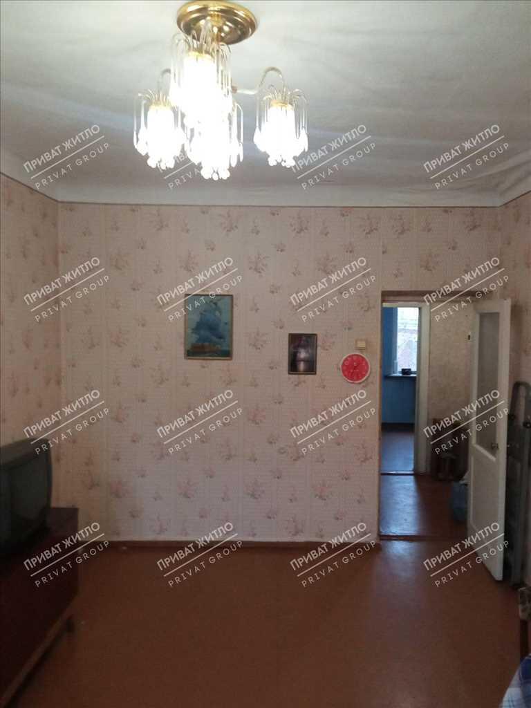 2-кімнатна квартира в центрі - це коли Корпусний сад, Соборність, ЦУМ,театр, кав`ярні та вся потрібна інфраструктура - буквально поруч пішки.45,3 м² у самому центрі Полтави - цегляний будинок, сталінка, 3/3 поверх.Дві кімнати, кухня 9 м², балкон, висока стеля 2,7 м, газова колонка.Квартира під ремонт - без компромісів із чужим дизайномІз приємного - закритий дворик.А з головного - локація, яку не треба рекламувати. Центр є центр.Під оренду - один із тих варіантів, де кращого за співвідношенням "центр + дві кімнати + ціна" ще треба пошукати.Свої пропозиції озвучуйте за вказаним номером телефону!