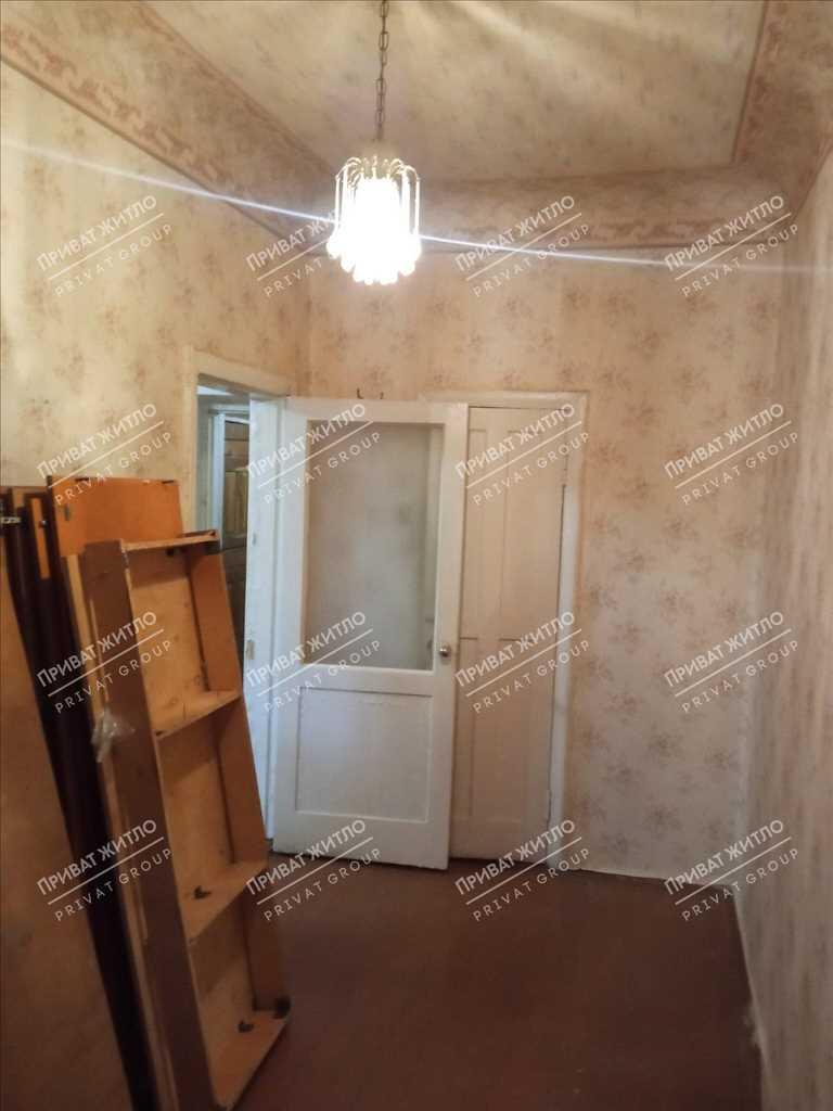 2-кімнатна квартира в центрі - це коли Корпусний сад, Соборність, ЦУМ,театр, кав`ярні та вся потрібна інфраструктура - буквально поруч пішки.45,3 м² у самому центрі Полтави - цегляний будинок, сталінка, 3/3 поверх.Дві кімнати, кухня 9 м², балкон, висока стеля 2,7 м, газова колонка.Квартира під ремонт - без компромісів із чужим дизайномІз приємного - закритий дворик.А з головного - локація, яку не треба рекламувати. Центр є центр.Під оренду - один із тих варіантів, де кращого за співвідношенням "центр + дві кімнати + ціна" ще треба пошукати.Свої пропозиції озвучуйте за вказаним номером телефону!
