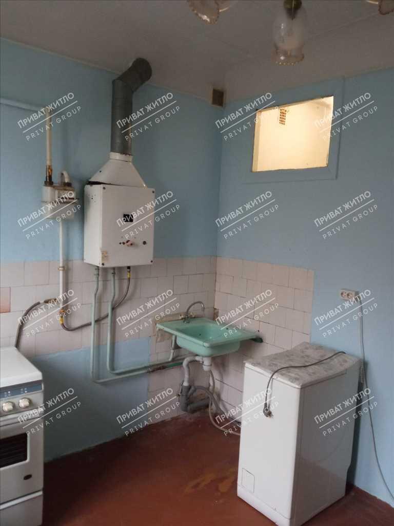 2-кімнатна квартира в центрі - це коли Корпусний сад, Соборність, ЦУМ,театр, кав`ярні та вся потрібна інфраструктура - буквально поруч пішки.45,3 м² у самому центрі Полтави - цегляний будинок, сталінка, 3/3 поверх.Дві кімнати, кухня 9 м², балкон, висока стеля 2,7 м, газова колонка.Квартира під ремонт - без компромісів із чужим дизайномІз приємного - закритий дворик.А з головного - локація, яку не треба рекламувати. Центр є центр.Під оренду - один із тих варіантів, де кращого за співвідношенням "центр + дві кімнати + ціна" ще треба пошукати.Свої пропозиції озвучуйте за вказаним номером телефону!