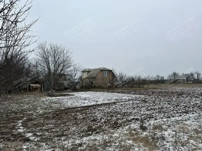 Пропонуємо вашій увазі чудовий будинок, збудований у 2008 році, що поєднує в собі комфорт, якість та мальовниче розташування.Два поверхи та 5 просторих кімнат забезпечують достатньо місця для великої родини, дозволяючи кожному мати свій затишний куточок.У будинку виконано  ремонт з використанням якісних та дорогих матеріалів, що гарантує довговічність та естетичний вигляд. Вам не потрібно турбуватися про додаткові вкладення – заходьте та проживайте!Окремий доглянутий двір з надійним огорожею з металопрофілю створює ідеальний простір для відпочинку, дитячих ігор або вечірніх посиденьок з друзями.Велика земельна ділянка площею 25 соток дає широкі можливості для реалізації будь-яких ландшафтних ідей: від створення власного саду до облаштування зони барбекю.Наявність великого підвалу – це додатковий бонус, який можна обладнати під власні потреби: будь то майстерня, тренажерний зал, кімната для зберігання або навіть укриття.Будинок розташований в екологічно чистому районі, що є запорукою свіжого повітря та спокою. Поряд знаходяться ставки, що додає мальовничості та можливостей для відпочинку на природі.Не втрачайте свій шанс стати власником цього чудового будинку! Телефонуйте, і ми організуємо показ у зручний для вас час!