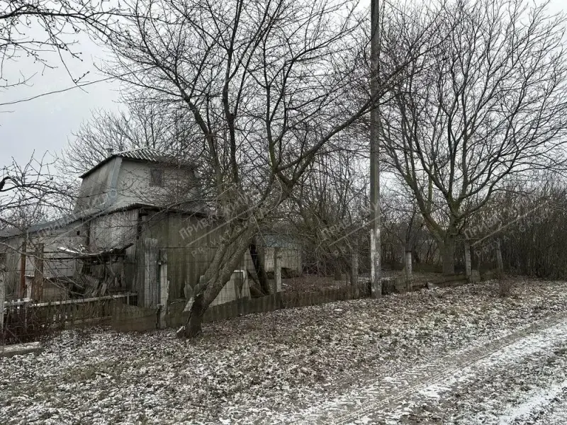 Пропонуємо вашій увазі чудовий будинок, збудований у 2008 році, що поєднує в собі комфорт, якість та мальовниче розташування.Два поверхи та 5 просторих кімнат забезпечують достатньо місця для великої родини, дозволяючи кожному мати свій затишний куточок.У будинку виконано  ремонт з використанням якісних та дорогих матеріалів, що гарантує довговічність та естетичний вигляд. Вам не потрібно турбуватися про додаткові вкладення – заходьте та проживайте!Окремий доглянутий двір з надійним огорожею з металопрофілю створює ідеальний простір для відпочинку, дитячих ігор або вечірніх посиденьок з друзями.Велика земельна ділянка площею 25 соток дає широкі можливості для реалізації будь-яких ландшафтних ідей: від створення власного саду до облаштування зони барбекю.Наявність великого підвалу – це додатковий бонус, який можна обладнати під власні потреби: будь то майстерня, тренажерний зал, кімната для зберігання або навіть укриття.Будинок розташований в екологічно чистому районі, що є запорукою свіжого повітря та спокою. Поряд знаходяться ставки, що додає мальовничості та можливостей для відпочинку на природі.Не втрачайте свій шанс стати власником цього чудового будинку! Телефонуйте, і ми організуємо показ у зручний для вас час!