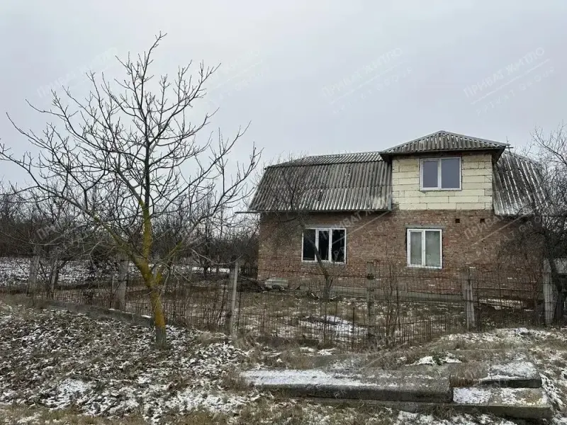 Пропонуємо вашій увазі чудовий будинок, збудований у 2008 році, що поєднує в собі комфорт, якість та мальовниче розташування.Два поверхи та 5 просторих кімнат забезпечують достатньо місця для великої родини, дозволяючи кожному мати свій затишний куточок.У будинку виконано  ремонт з використанням якісних та дорогих матеріалів, що гарантує довговічність та естетичний вигляд. Вам не потрібно турбуватися про додаткові вкладення – заходьте та проживайте!Окремий доглянутий двір з надійним огорожею з металопрофілю створює ідеальний простір для відпочинку, дитячих ігор або вечірніх посиденьок з друзями.Велика земельна ділянка площею 25 соток дає широкі можливості для реалізації будь-яких ландшафтних ідей: від створення власного саду до облаштування зони барбекю.Наявність великого підвалу – це додатковий бонус, який можна обладнати під власні потреби: будь то майстерня, тренажерний зал, кімната для зберігання або навіть укриття.Будинок розташований в екологічно чистому районі, що є запорукою свіжого повітря та спокою. Поряд знаходяться ставки, що додає мальовничості та можливостей для відпочинку на природі.Не втрачайте свій шанс стати власником цього чудового будинку! Телефонуйте, і ми організуємо показ у зручний для вас час!
