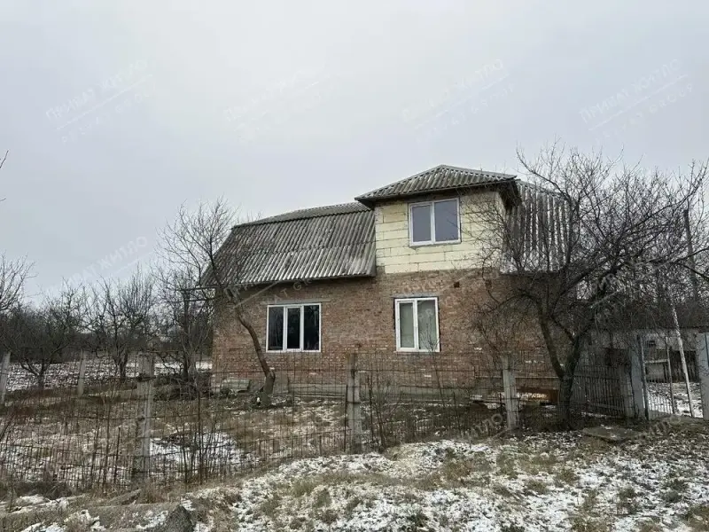 Пропонуємо вашій увазі чудовий будинок, збудований у 2008 році, що поєднує в собі комфорт, якість та мальовниче розташування.Два поверхи та 5 просторих кімнат забезпечують достатньо місця для великої родини, дозволяючи кожному мати свій затишний куточок.У будинку виконано  ремонт з використанням якісних та дорогих матеріалів, що гарантує довговічність та естетичний вигляд. Вам не потрібно турбуватися про додаткові вкладення – заходьте та проживайте!Окремий доглянутий двір з надійним огорожею з металопрофілю створює ідеальний простір для відпочинку, дитячих ігор або вечірніх посиденьок з друзями.Велика земельна ділянка площею 25 соток дає широкі можливості для реалізації будь-яких ландшафтних ідей: від створення власного саду до облаштування зони барбекю.Наявність великого підвалу – це додатковий бонус, який можна обладнати під власні потреби: будь то майстерня, тренажерний зал, кімната для зберігання або навіть укриття.Будинок розташований в екологічно чистому районі, що є запорукою свіжого повітря та спокою. Поряд знаходяться ставки, що додає мальовничості та можливостей для відпочинку на природі.Не втрачайте свій шанс стати власником цього чудового будинку! Телефонуйте, і ми організуємо показ у зручний для вас час!