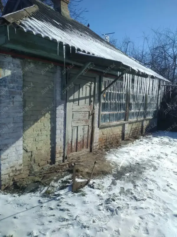 Будинок в Судіївці * Загальна площа будинку 44 м2, складається з 4 кімнат;* Побудований в 60 роки, матеріал стін (саман обкладений цеглою);* Вода скважена, заведена в будинок, санвузол на вулиці, є місце під санвузол в будинку;* Вікна частково замінені на металопластикові;* Твердопаливний котел та система опалення вже функціонують;* Є можливість підключення газу, &nbsp;50-70 метрів до мережі;* Окремий двір 16 соток з цільовим призначенням під забудову;* Тиха вулиця, приємні сусіди;* До міста менше ніж 10 км.За більш детальною інформацією, телефонуйте за номером!