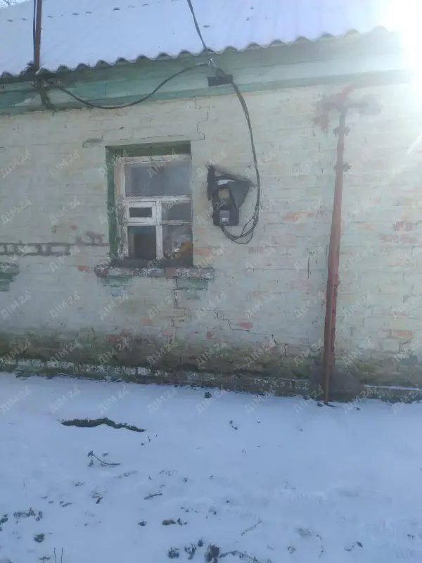 Будинок в Судіївці * Загальна площа будинку 44 м2, складається з 4 кімнат;* Побудований в 60 роки, матеріал стін (саман обкладений цеглою);* Вода скважена, заведена в будинок, санвузол на вулиці, є місце під санвузол в будинку;* Вікна частково замінені на металопластикові;* Твердопаливний котел та система опалення вже функціонують;* Є можливість підключення газу, &nbsp;50-70 метрів до мережі;* Окремий двір 16 соток з цільовим призначенням під забудову;* Тиха вулиця, приємні сусіди;* До міста менше ніж 10 км.За більш детальною інформацією, телефонуйте за номером!