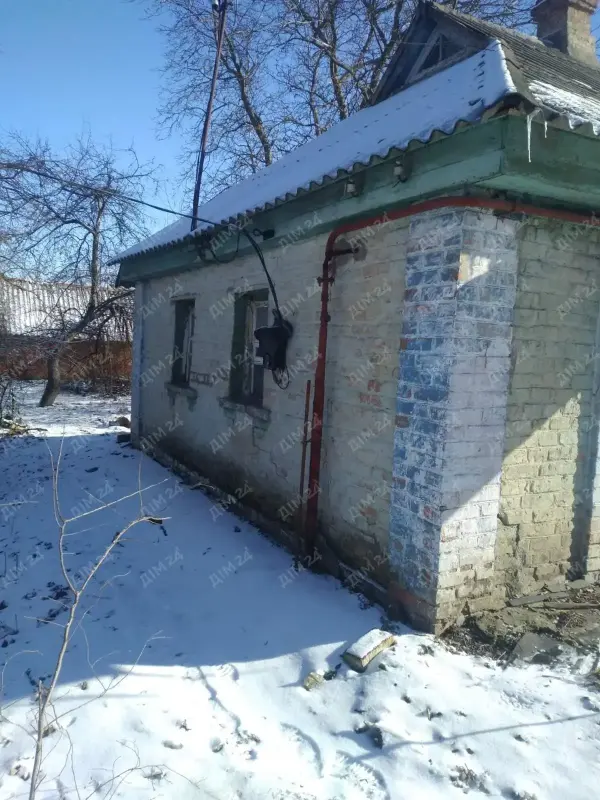 Будинок в Судіївці * Загальна площа будинку 44 м2, складається з 4 кімнат;* Побудований в 60 роки, матеріал стін (саман обкладений цеглою);* Вода скважена, заведена в будинок, санвузол на вулиці, є місце під санвузол в будинку;* Вікна частково замінені на металопластикові;* Твердопаливний котел та система опалення вже функціонують;* Є можливість підключення газу, &nbsp;50-70 метрів до мережі;* Окремий двір 16 соток з цільовим призначенням під забудову;* Тиха вулиця, приємні сусіди;* До міста менше ніж 10 км.За більш детальною інформацією, телефонуйте за номером!