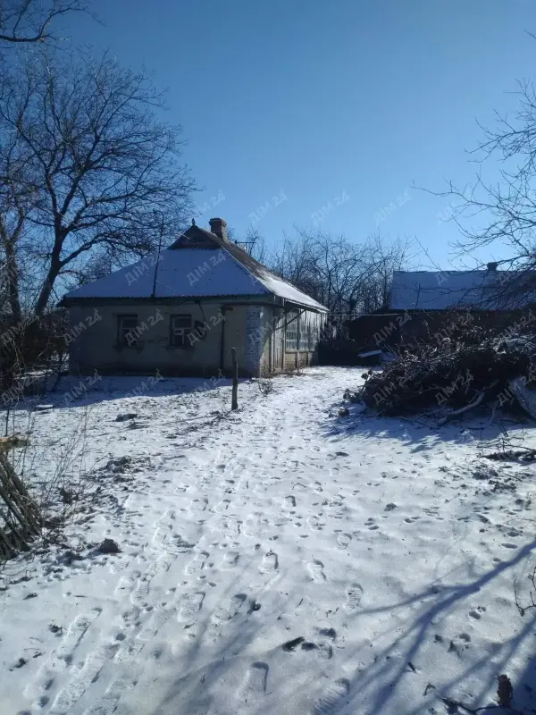 Будинок в Судіївці * Загальна площа будинку 44 м2, складається з 4 кімнат;* Побудований в 60 роки, матеріал стін (саман обкладений цеглою);* Вода скважена, заведена в будинок, санвузол на вулиці, є місце під санвузол в будинку;* Вікна частково замінені на металопластикові;* Твердопаливний котел та система опалення вже функціонують;* Є можливість підключення газу, &nbsp;50-70 метрів до мережі;* Окремий двір 16 соток з цільовим призначенням під забудову;* Тиха вулиця, приємні сусіди;* До міста менше ніж 10 км.За більш детальною інформацією, телефонуйте за номером!