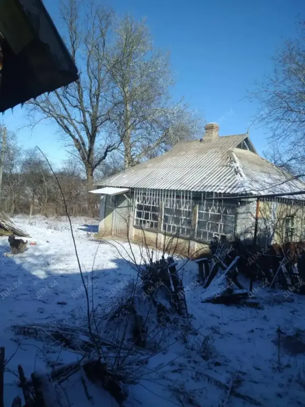 Будинок в Судіївці * Загальна площа будинку 44 м2, складається з 4 кімнат;* Побудований в 60 роки, матеріал стін (саман обкладений цеглою);* Вода скважена, заведена в будинок, санвузол на вулиці, є місце під санвузол в будинку;* Вікна частково замінені на металопластикові;* Твердопаливний котел та система опалення вже функціонують;* Є можливість підключення газу, &nbsp;50-70 метрів до мережі;* Окремий двір 16 соток з цільовим призначенням під забудову;* Тиха вулиця, приємні сусіди;* До міста менше ніж 10 км.За більш детальною інформацією, телефонуйте за номером!