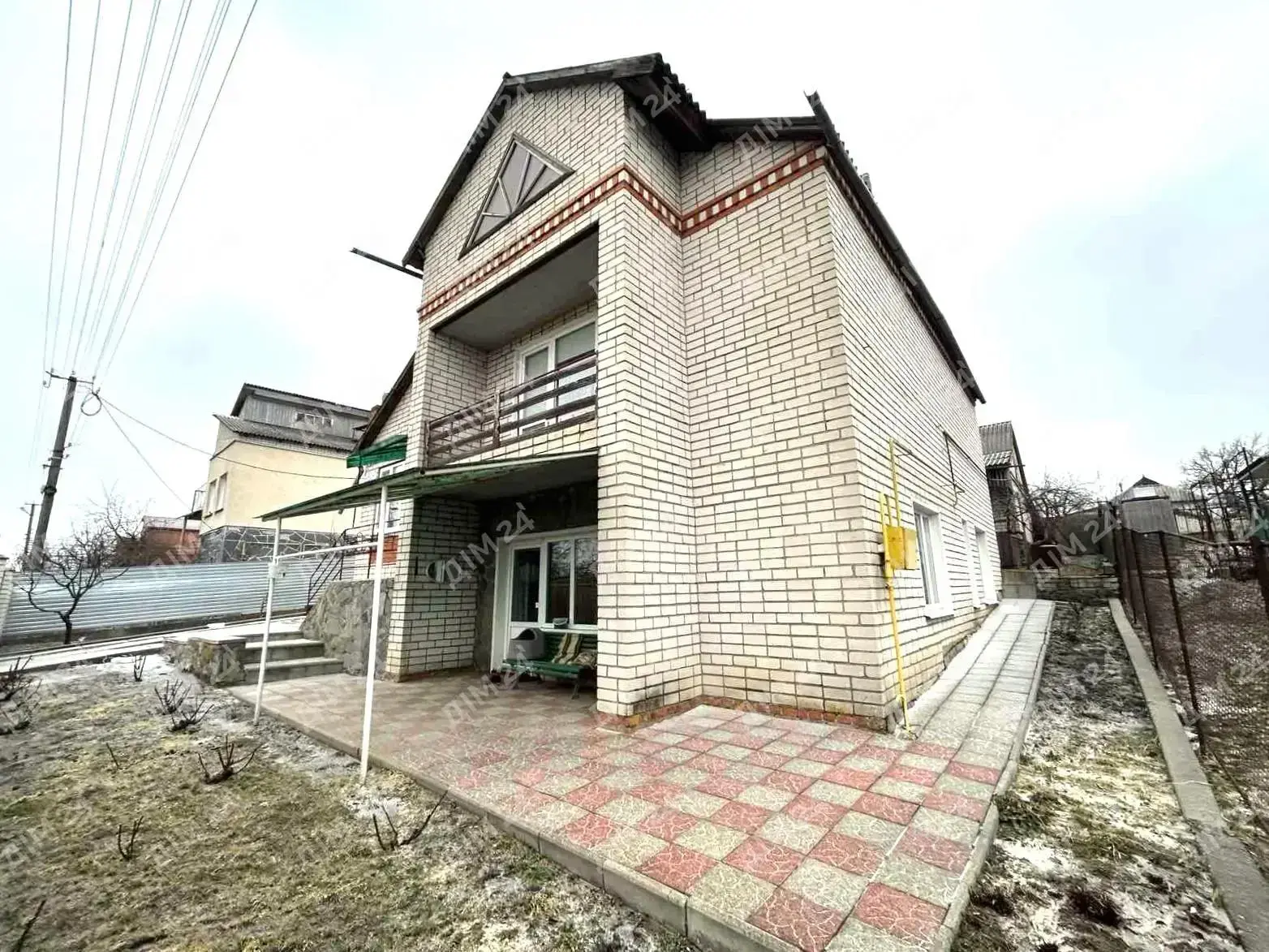 У продажу двоповерховий цегляний будинок у місті Решетилівка.Загальна площа — 173 кв.м. П`ять кімнат, велика кухня — 32 кв.м, санвузол роздільний. У будинку паркет. Кухня з діючим каміном.На другому поверсі — три окремі спальні площею 23, 14 та 9 кв.м. З однієї кімнати є вихід на балкон із видом на річку.Опалення — газове, встановлений двоконтурний котел. Центральне водопостачання, є свердловина для поливу. Дві вигрібні ями. Є підвальне приміщення площею 33 кв.м.Земельна ділянка — 29 соток: 9,4 сотки під забудову та 19,6 сотки для садівництва. На території росте 103 плодових дерева, є власний ставок із рибою та вихід до річки Говтва з пляжем.На території також є газифікована літня кухня з піччю-грубою та окремою кімнатою, сарай, погріб, господарське приміщення, дровник та два гаражі.Вулиця асфальтована, під`їзд до будинку зручний. Поруч магазини, пошта, аптеки, школа, дитячі садки, медичні заклади та зона відпочинку біля річки.Документи готові до продажу. Можливий продаж за житловим сертифікатом.Детальніша інформація за телефоном. Звертайтесь!