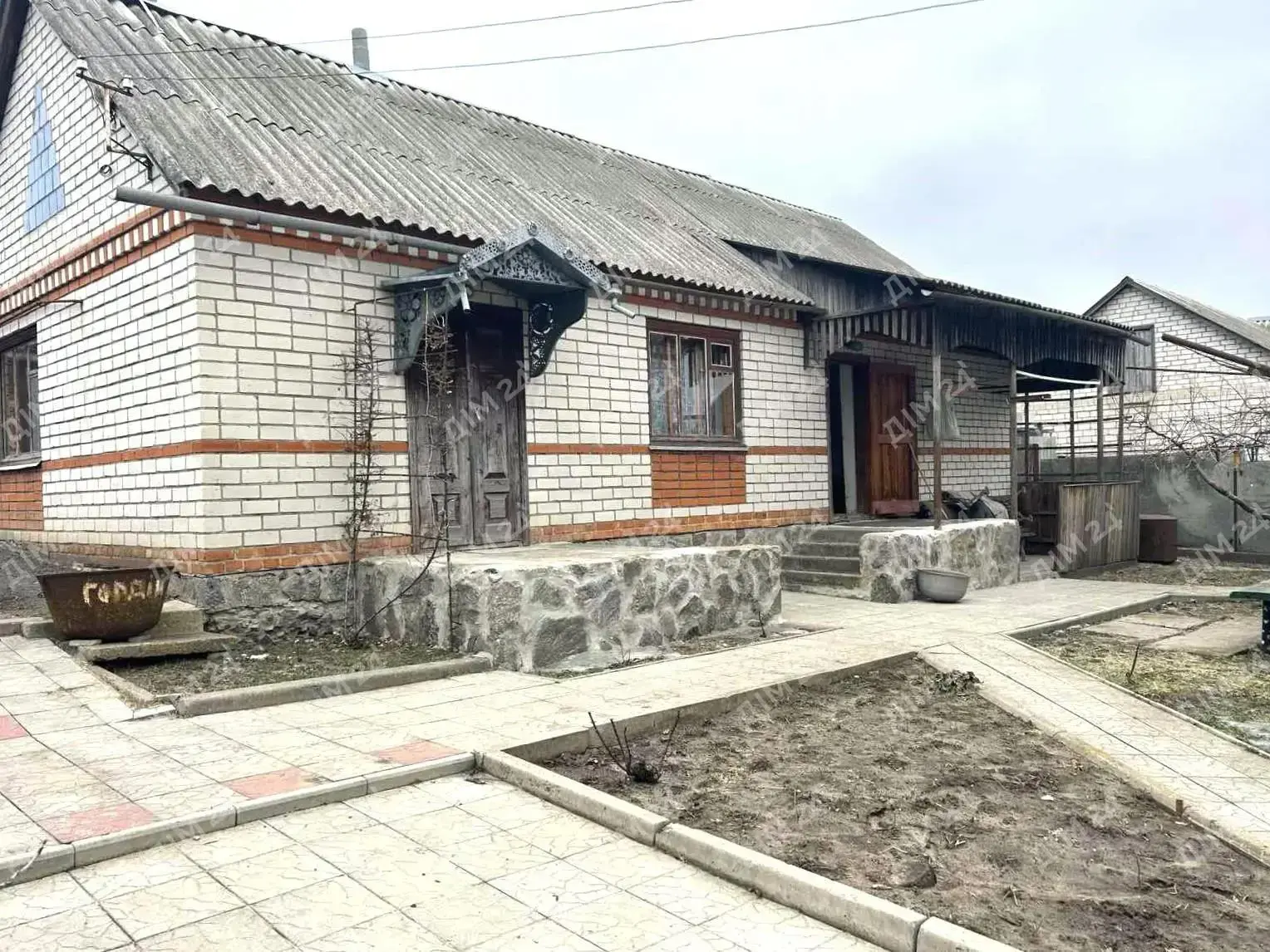 У продажу двоповерховий цегляний будинок у місті Решетилівка.Загальна площа — 173 кв.м. П`ять кімнат, велика кухня — 32 кв.м, санвузол роздільний. У будинку паркет. Кухня з діючим каміном.На другому поверсі — три окремі спальні площею 23, 14 та 9 кв.м. З однієї кімнати є вихід на балкон із видом на річку.Опалення — газове, встановлений двоконтурний котел. Центральне водопостачання, є свердловина для поливу. Дві вигрібні ями. Є підвальне приміщення площею 33 кв.м.Земельна ділянка — 29 соток: 9,4 сотки під забудову та 19,6 сотки для садівництва. На території росте 103 плодових дерева, є власний ставок із рибою та вихід до річки Говтва з пляжем.На території також є газифікована літня кухня з піччю-грубою та окремою кімнатою, сарай, погріб, господарське приміщення, дровник та два гаражі.Вулиця асфальтована, під`їзд до будинку зручний. Поруч магазини, пошта, аптеки, школа, дитячі садки, медичні заклади та зона відпочинку біля річки.Документи готові до продажу. Можливий продаж за житловим сертифікатом.Детальніша інформація за телефоном. Звертайтесь!