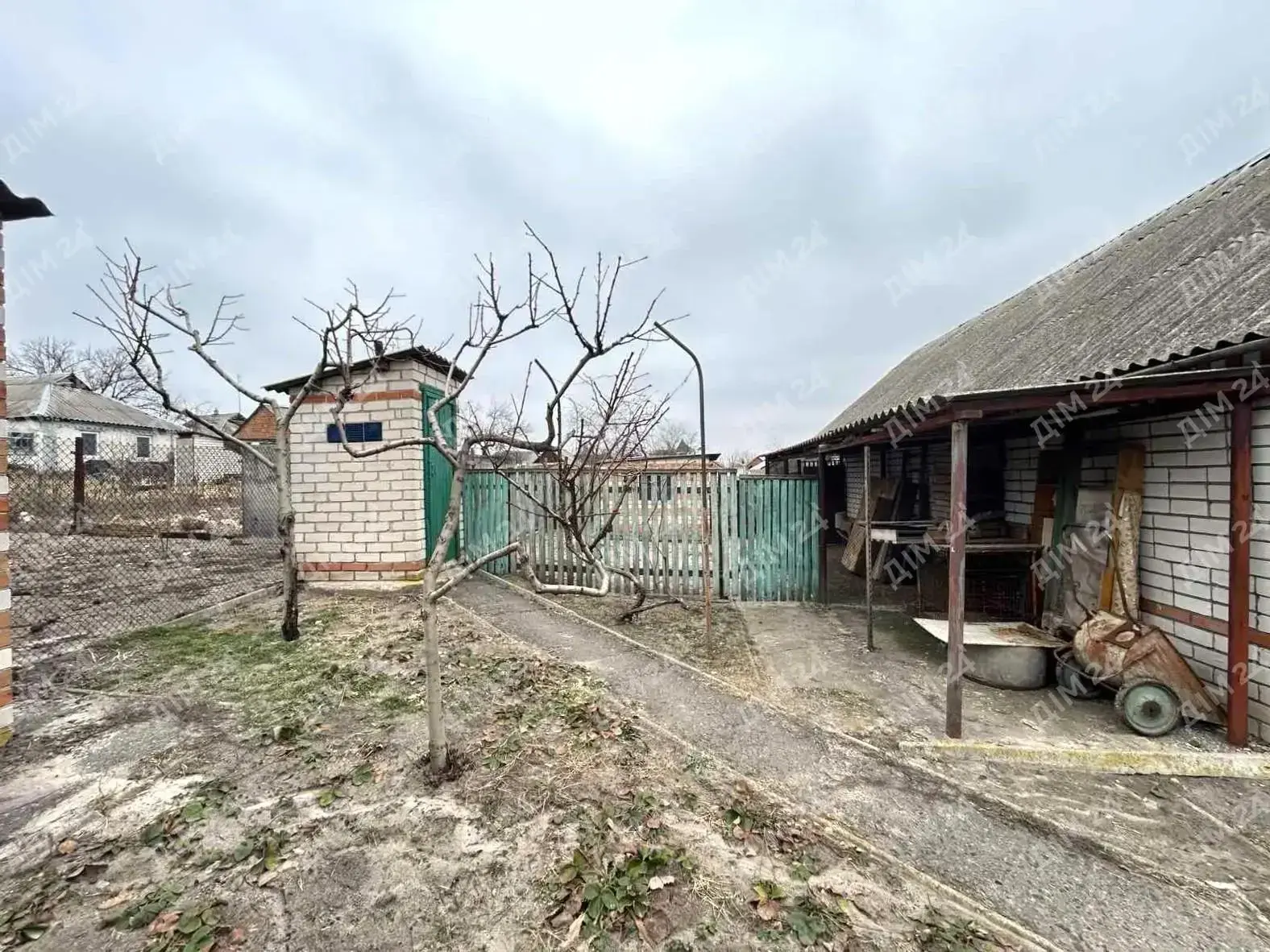 У продажу двоповерховий цегляний будинок у місті Решетилівка.Загальна площа — 173 кв.м. П`ять кімнат, велика кухня — 32 кв.м, санвузол роздільний. У будинку паркет. Кухня з діючим каміном.На другому поверсі — три окремі спальні площею 23, 14 та 9 кв.м. З однієї кімнати є вихід на балкон із видом на річку.Опалення — газове, встановлений двоконтурний котел. Центральне водопостачання, є свердловина для поливу. Дві вигрібні ями. Є підвальне приміщення площею 33 кв.м.Земельна ділянка — 29 соток: 9,4 сотки під забудову та 19,6 сотки для садівництва. На території росте 103 плодових дерева, є власний ставок із рибою та вихід до річки Говтва з пляжем.На території також є газифікована літня кухня з піччю-грубою та окремою кімнатою, сарай, погріб, господарське приміщення, дровник та два гаражі.Вулиця асфальтована, під`їзд до будинку зручний. Поруч магазини, пошта, аптеки, школа, дитячі садки, медичні заклади та зона відпочинку біля річки.Документи готові до продажу. Можливий продаж за житловим сертифікатом.Детальніша інформація за телефоном. Звертайтесь!
