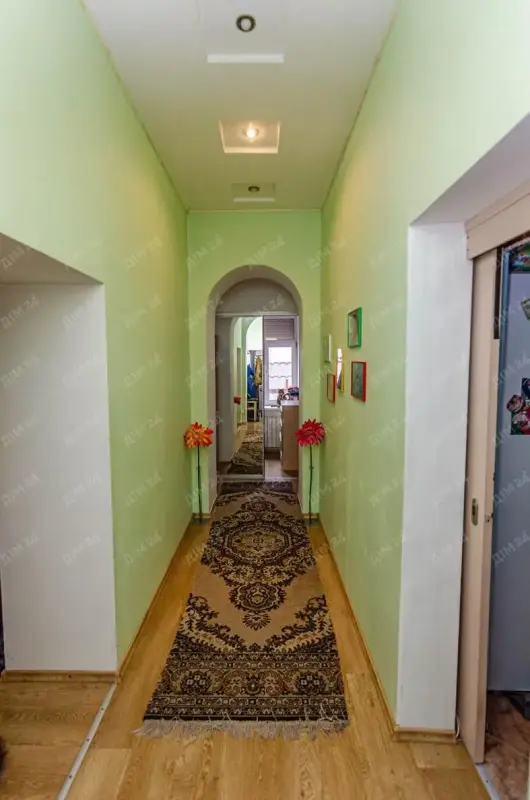 У продажу трикімнатна квартира загальною площею 70,7 кв.м. в одноповерховому будинку.Будинок знаходиться в м.Полтава недалеко від центру. Повністю нове опалення, замінена проводка (3 фази). Є виділена своя територія землі у користуванні (не приватизована ), гараж, погріб. Залишаються &nbsp;дивани, шафи, стіл, стільці , вбудована кухня (нова), холодильник. Є можливість пічного опалення квартири. До школи 2 хв., поруч гіпермаркети, зупинка.