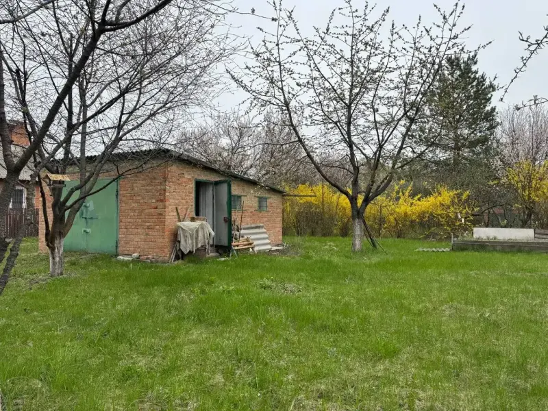 Дачна земельна ділянка 12 соток біля річки Ворскла – чудове місце для відпочинку та будівництваПродається приватизована земельна ділянка 12 соток у садівничому товаристві «Джерело», напрямок с. Сем’янівка (Кротенки), всього 12 км від Полтави.Ділянка доглянута, огороджена, з кадастровим номером, розташована в тихому та мальовничому місці поруч із річкою Ворскла.До річки лише 120 метрів, поруч облаштований дитячий пляж – ідеальне місце для літнього відпочинку, дачі або будівництва заміського будинку.На території розташований цегляний гараж 6×5 м, який за бажанням можна перепланувати під житловий будинок або дачу.Є власна свердловина з технічною водою для поливу, а також родючі фруктові дерева, що вже плодоносять.Поруч зупинка транспорту, регулярно їздить автобус.Садівниче товариство охороняється, що забезпечує додатковий комфорт і безпеку.Чудовий варіант як для відпочинку на природі, так і для вигідної інвестиції.???? Телефонуйте – такі ділянки біля Ворскли завжди користуються попитом!
