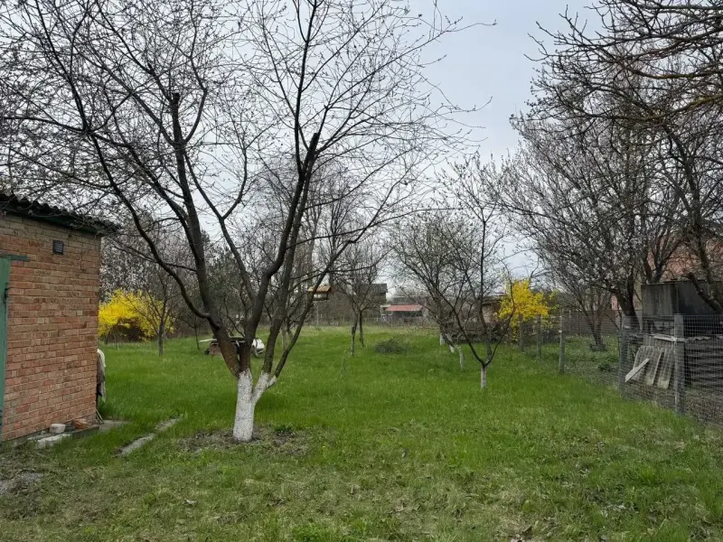 Дачна земельна ділянка 12 соток біля річки Ворскла – чудове місце для відпочинку та будівництваПродається приватизована земельна ділянка 12 соток у садівничому товаристві «Джерело», напрямок с. Сем’янівка (Кротенки), всього 12 км від Полтави.Ділянка доглянута, огороджена, з кадастровим номером, розташована в тихому та мальовничому місці поруч із річкою Ворскла.До річки лише 120 метрів, поруч облаштований дитячий пляж – ідеальне місце для літнього відпочинку, дачі або будівництва заміського будинку.На території розташований цегляний гараж 6×5 м, який за бажанням можна перепланувати під житловий будинок або дачу.Є власна свердловина з технічною водою для поливу, а також родючі фруктові дерева, що вже плодоносять.Поруч зупинка транспорту, регулярно їздить автобус.Садівниче товариство охороняється, що забезпечує додатковий комфорт і безпеку.Чудовий варіант як для відпочинку на природі, так і для вигідної інвестиції.???? Телефонуйте – такі ділянки біля Ворскли завжди користуються попитом!