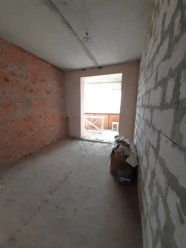 У продажу простора 1-кімнатна квартира площею 54 м² у сучасній цегляній новобудові. Квартира не кутова, розташована на зручному 6-му поверсі - ідеальний баланс комфорту та практичності.Стан - від будівельників, що відкриває можливість зробити ремонт повністю під себе без переплат за чужі рішення. Продумане планування дозволяє створити комфортний житловий простір як для власного проживання, так і для стабільного доходу від оренди.Окрема перевага - можливість придбати комору 4 м². Це додатковий простір для зберігання, який завжди в ціні та значно підвищує комфорт проживання.Переваги квартири:цегляний будинок - тепло, надійність і шумоізоляція не кутова - більше тепла взимку середній 6-й поверх - найзатребуваніший варіант площа 54м² - оптимально для життя та оренди можливість придбати комору ліквідний об’єкт з хорошим потенціалом росту ціни Ідеальний варіант для:першого житла інвестиції під оренду тих, хто хоче зробити ремонт “під себе” Телефонуйте вже зараз - такі варіанти швидко знаходять свого покупця!