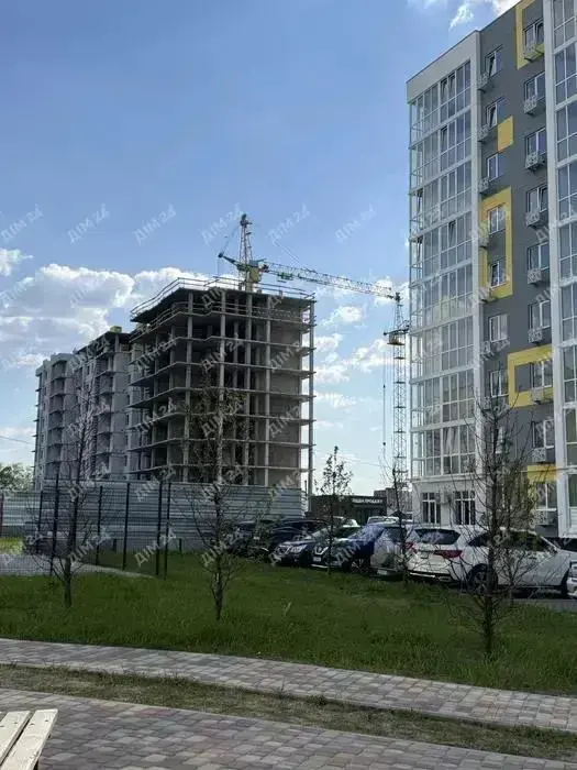 Чудова цінова пропозиція!- Двоконтурний конденсаційний котел у квартирі.- Вхідні броньовані протипожежні двері з МДФ накладками.- Гіпсова шпаклівка під шпалери.- Чистова стяжка.- Висота стелі - 2,75 м.- Радіатори та розводка системи опалення.- Лічильники води, газу, електрики.- Антирадіаційне бомбосховище.Деталі продажу та домовленість про перегляд за телефоном.