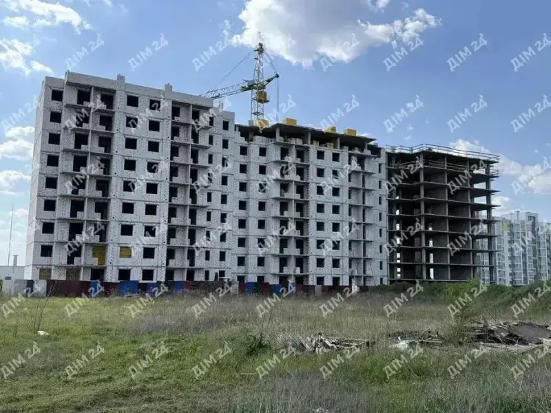 Чудова цінова пропозиція!- Двоконтурний конденсаційний котел у квартирі.- Вхідні броньовані протипожежні двері з МДФ накладками.- Гіпсова шпаклівка під шпалери.- Чистова стяжка.- Висота стелі - 2,75 м.- Радіатори та розводка системи опалення.- Лічильники води, газу, електрики.- Антирадіаційне бомбосховище.Деталі продажу та домовленість про перегляд за телефоном.