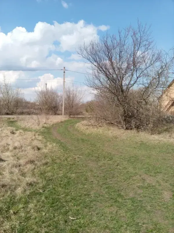 Пропонується до продажу земельна ділянка площею 18 соток у мальовничому та спокійному селі Залізничне. Це чудова можливість для тих, хто планує будівництво власного будинку або затишної дачі.На ділянці вже є все необхідне для початку будівництва:підведена електроенергія;власна свердловина;невелика господарська будівля;будівельні матеріали: пісок, щебінь та бутовий камінь.Зручне розташування забезпечує легкий доступ до транспорту: неподалік знаходяться автобусна зупинка та залізнична станція.Якщо ви шукаєте ділянку, де можна одразу розпочати реалізацію своїх планів без зайвих витрат на підведення комунікацій, цей варіант вартий вашої уваги.Телефонуйте – із задоволенням відповімо на всі запитання та організуємо перегляд!