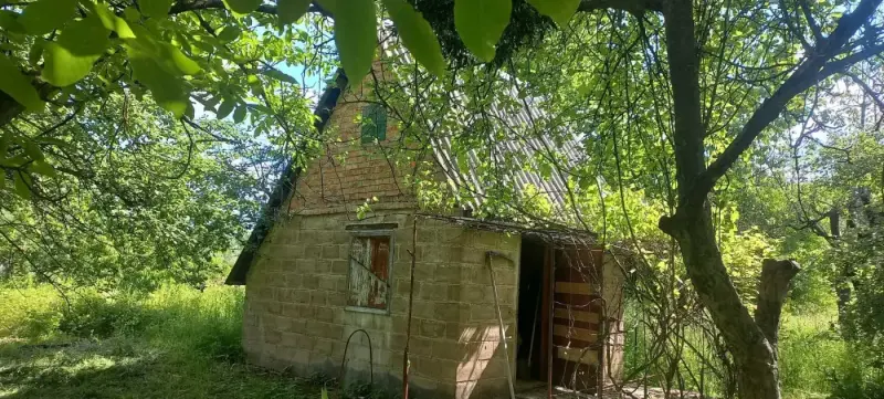Пропоную доглянуту земельну ділянку -7 соток поряд з Полтавою. Район Малобудищанського заводу, поруч зупинка міського транспорту.На ділянці є господарча будівля, колодезь. Інвестуйте в землю, вона завжди буде в ціні.
