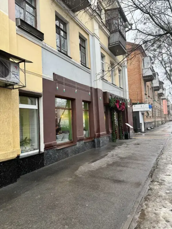 Мрієте створити квартиру своєї мрії? Цей варіант саме для вас!Продається простора 1-кімнатна квартира площею 44,5 м2 у самому центрі міста. Високі стелі 3 метри додають простору та світла, а повністю вільне планування без ремонту дозволяє реалізувати будь-які дизайнерські ідеї без зайвих витрат на демонтаж.* площа 44,5 м2;* високі стелі - 3 м;* квартира повністю готова до ремонту за вашим смаком;* чудово підходить як для проживання, так і для інвестиції.Локація, яка економить ваш час:У пішій доступності торговий центр, магазини, кафе, школи, лікарня, парки та зупинки громадського транспорту. Усе необхідне для комфортного життя знаходиться поруч.Телефонуйте вже сьогодні та домовляйтеся про перегляд. Такі квартири в центрі міста швидко знаходять свого нового власника!