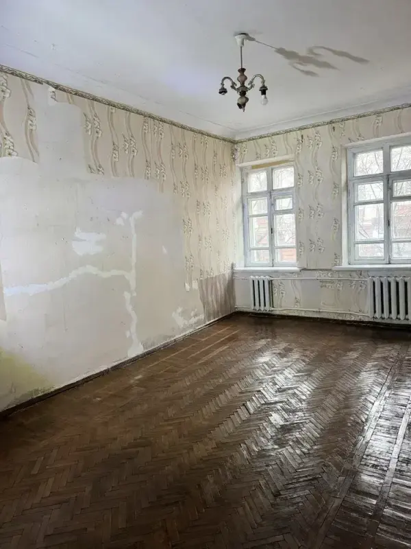 Мрієте створити квартиру своєї мрії? Цей варіант саме для вас!Продається простора 1-кімнатна квартира площею 44,5 м2 у самому центрі міста. Високі стелі 3 метри додають простору та світла, а повністю вільне планування без ремонту дозволяє реалізувати будь-які дизайнерські ідеї без зайвих витрат на демонтаж.* площа 44,5 м2;* високі стелі - 3 м;* квартира повністю готова до ремонту за вашим смаком;* чудово підходить як для проживання, так і для інвестиції.Локація, яка економить ваш час:У пішій доступності торговий центр, магазини, кафе, школи, лікарня, парки та зупинки громадського транспорту. Усе необхідне для комфортного життя знаходиться поруч.Телефонуйте вже сьогодні та домовляйтеся про перегляд. Такі квартири в центрі міста швидко знаходять свого нового власника!