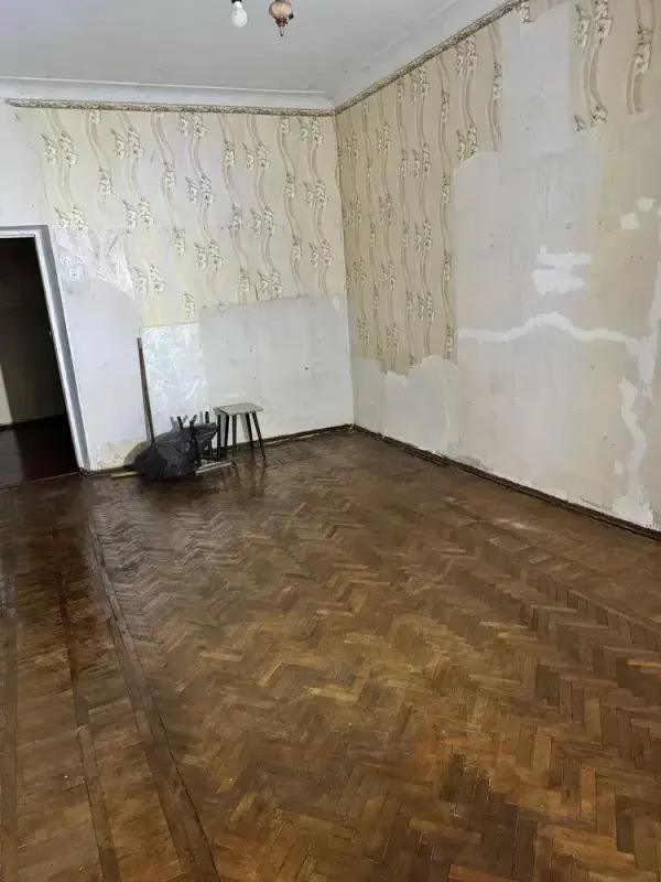 Мрієте створити квартиру своєї мрії? Цей варіант саме для вас!Продається простора 1-кімнатна квартира площею 44,5 м2 у самому центрі міста. Високі стелі 3 метри додають простору та світла, а повністю вільне планування без ремонту дозволяє реалізувати будь-які дизайнерські ідеї без зайвих витрат на демонтаж.* площа 44,5 м2;* високі стелі - 3 м;* квартира повністю готова до ремонту за вашим смаком;* чудово підходить як для проживання, так і для інвестиції.Локація, яка економить ваш час:У пішій доступності торговий центр, магазини, кафе, школи, лікарня, парки та зупинки громадського транспорту. Усе необхідне для комфортного життя знаходиться поруч.Телефонуйте вже сьогодні та домовляйтеся про перегляд. Такі квартири в центрі міста швидко знаходять свого нового власника!