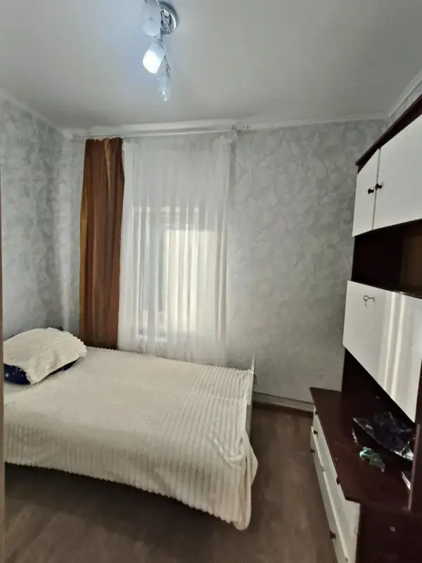 В продажу просторий буднок на Дублянщині!Капітальна цегляна споруда 2008 року забудови.Загальна площа 140 м2, велика кухня 15 м2.3 окремі кімнати, у кожного буде свій особистий простір.Заведені газ, світло, центральна вода, каналізація - септик.Охайний житловий стан дозволе заселитися відразу після угоди.Рівна ділянка 5 соток, є паркомісце для 2 авто.В пішому доступі супермаркет, школа, зупинка транспорту, річка.Телефонуйте та домовляйтеся на показ!