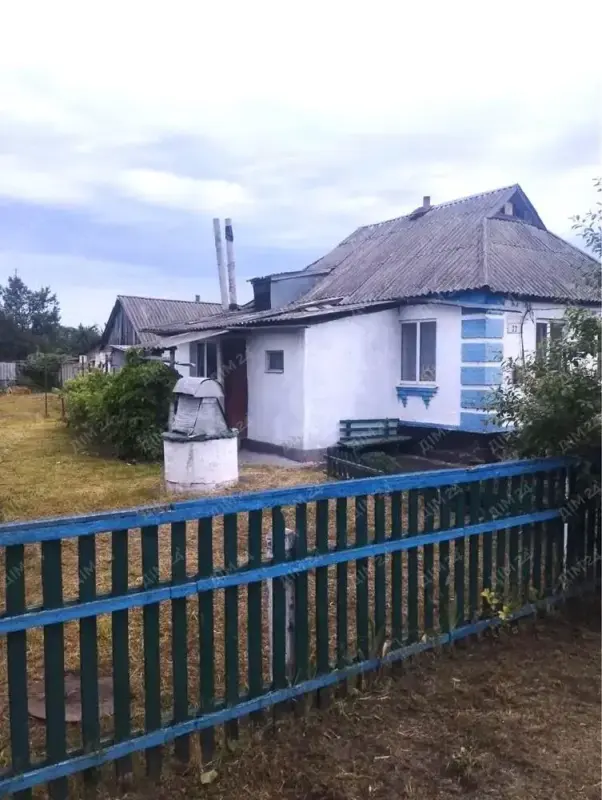Продаж будинку в Решетилівському районі, с. Колотії.На ділянці збудовано цегляний будинок площею 83,5 кв.м, до якого підведено комунікації. Будинок без внутрішніх робіт.Є флігель у житловому стані.Площа ділянки – 20,8 соток.У селі є школа, дитячий садок, магазини.Більше інформації за телефоном.
