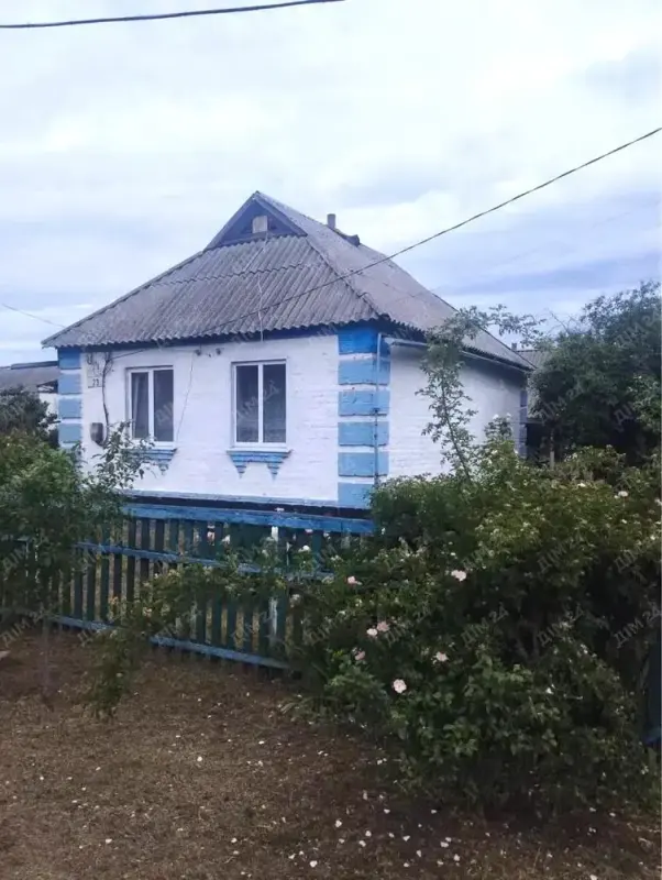 Продаж будинку в Решетилівському районі, с. Колотії.На ділянці збудовано цегляний будинок площею 83,5 кв.м, до якого підведено комунікації. Будинок без внутрішніх робіт.Є флігель у житловому стані.Площа ділянки – 20,8 соток.У селі є школа, дитячий садок, магазини.Більше інформації за телефоном.