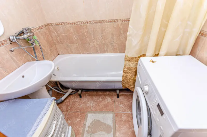 У продажу 1 кімнатна квартира на вул. Полюсній.З якісним ремонтом.&nbsp; Залишаються меблі та побутова техніка.Встановлені металопластикові вікна, балкон засклений.Розташована на 9 поверсі.Над квартирою є технічний поверх, дах у хорошому стані.Загальна площа — 34 кв.м.До зупинки «Боженка», магазинів та іншої необхідної інфраструктури — близько 5 хвилин пішки.Детальніша інформація за телефоном. Звертайтесь!