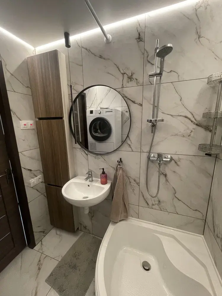 В продаж пропонуємо однокімнатну квартиру на Браїлках в новобудові* Загальна площа 46,6 кв.м.* Кімната 19,8 кв.м та велика кухня 13,3 кв.м* Опалення автономне газове* Стан від будівельників* 10 видовий поверх 10 поверхового цегляного будинкуПоруч розташованні дитячі ігрові та спортивні майданчики, майданчики для відпочинку дорослих із зручними лавками та парковки для автомобілів. Будинок знаходиться в чистому районі в безпосередній близькості від зупинки та ринку. Поруч також разтошованні школа та дитсадок. Наявність магазинів навколо дозволяє комфортно здійснювати покупки та економити час.Телефонуйте, відповім на додаткові питання та організую показ!