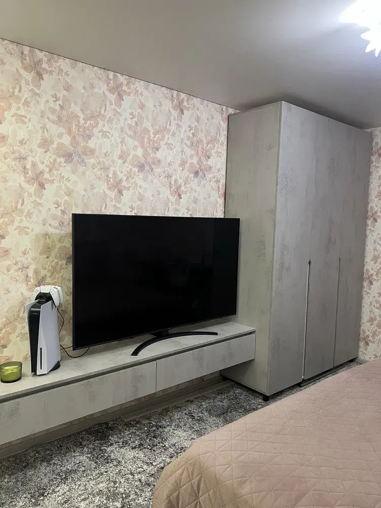В продаж пропонуємо однокімнатну квартиру на Браїлках в новобудові* Загальна площа 46,6 кв.м.* Кімната 19,8 кв.м та велика кухня 13,3 кв.м* Опалення автономне газове* Стан від будівельників* 10 видовий поверх 10 поверхового цегляного будинкуПоруч розташованні дитячі ігрові та спортивні майданчики, майданчики для відпочинку дорослих із зручними лавками та парковки для автомобілів. Будинок знаходиться в чистому районі в безпосередній близькості від зупинки та ринку. Поруч також разтошованні школа та дитсадок. Наявність магазинів навколо дозволяє комфортно здійснювати покупки та економити час.Телефонуйте, відповім на додаткові питання та організую показ!