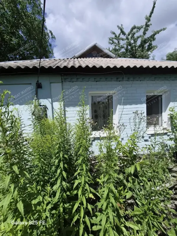 Продається затишний будинок у Малому Тростянці - чудовий варіант для комфортного проживання за містом!Загальна площа будинку - 45 м2.У будинку є все необхідне для життя:* усі комунікації та зручності* двоконтурний котел - тепло взимку та гаряча вода постійно* пластикові вікна* житловий стан * гараж для авто* літня кухня* теплиця для власного врожаюБудинок розташований у зручному місці:* поруч зупинка транспорту* асфальтований під*їзд* спокійний район для сімейного проживанняВдалий варіант для тих, хто хоче жити у власному будинку, мати господарство та водночас залишатися поруч із містом. Телефонуйте, щоб домовитися про перегляд!