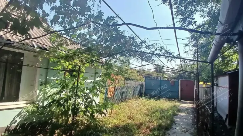 Продається затишний будинок у Малому Тростянці - чудовий варіант для комфортного проживання за містом!Загальна площа будинку - 45 м2.У будинку є все необхідне для життя:* усі комунікації та зручності* двоконтурний котел - тепло взимку та гаряча вода постійно* пластикові вікна* житловий стан * гараж для авто* літня кухня* теплиця для власного врожаюБудинок розташований у зручному місці:* поруч зупинка транспорту* асфальтований під*їзд* спокійний район для сімейного проживанняВдалий варіант для тих, хто хоче жити у власному будинку, мати господарство та водночас залишатися поруч із містом. Телефонуйте, щоб домовитися про перегляд!