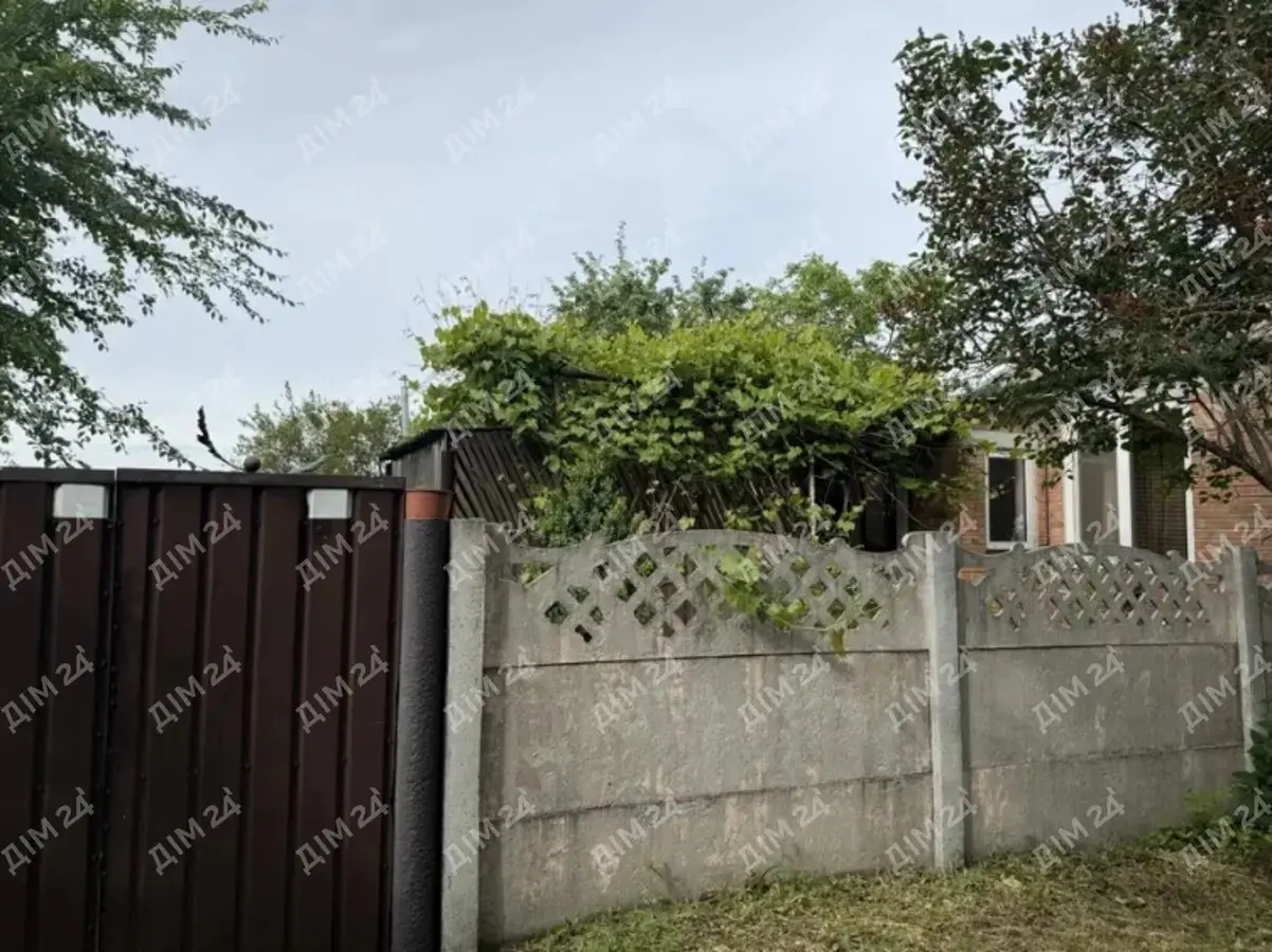 У продажу гарна частина будинку (12 км до Полтави):- загальна площа 45 м2, житловий стан- три комбіновані кімнати- зручності в наявності- свердловина 2025 року, колодязь, дві вигрібні ямиВелика земельна ділянка.В будинку все залишається.Більше інформації за телефоном.