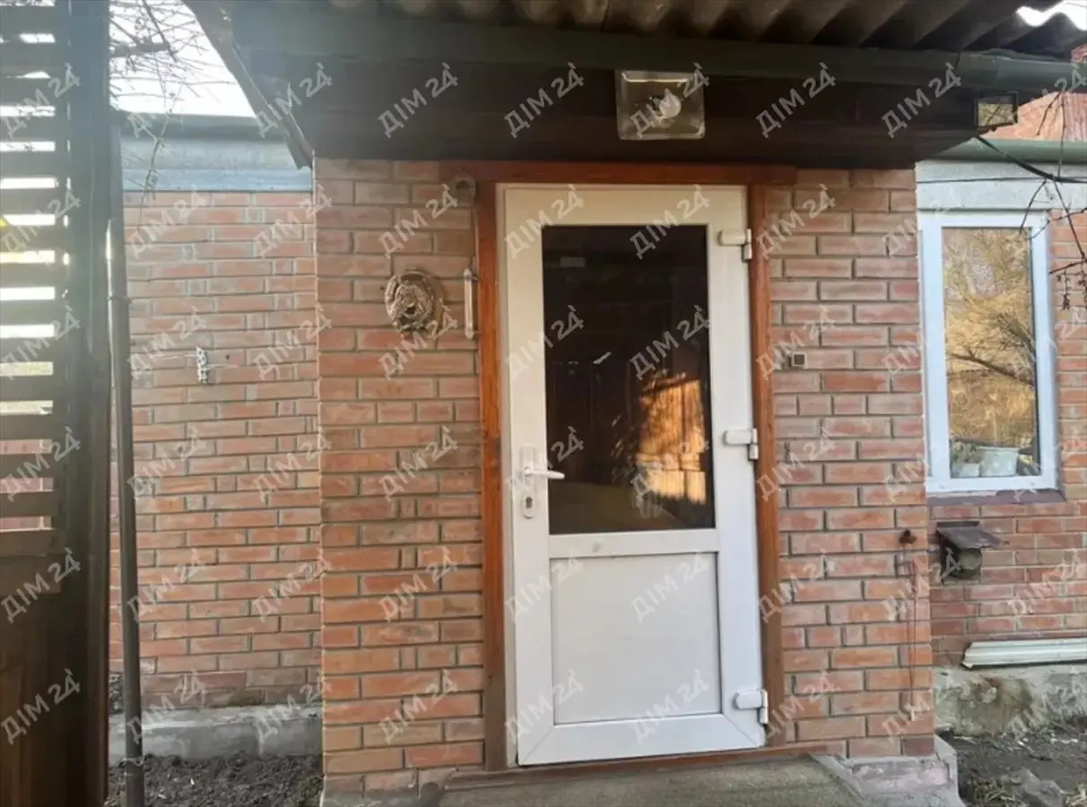 У продажу гарна частина будинку (12 км до Полтави):- загальна площа 45 м2, житловий стан- три комбіновані кімнати- зручності в наявності- свердловина 2025 року, колодязь, дві вигрібні ямиВелика земельна ділянка.В будинку все залишається.Більше інформації за телефоном.