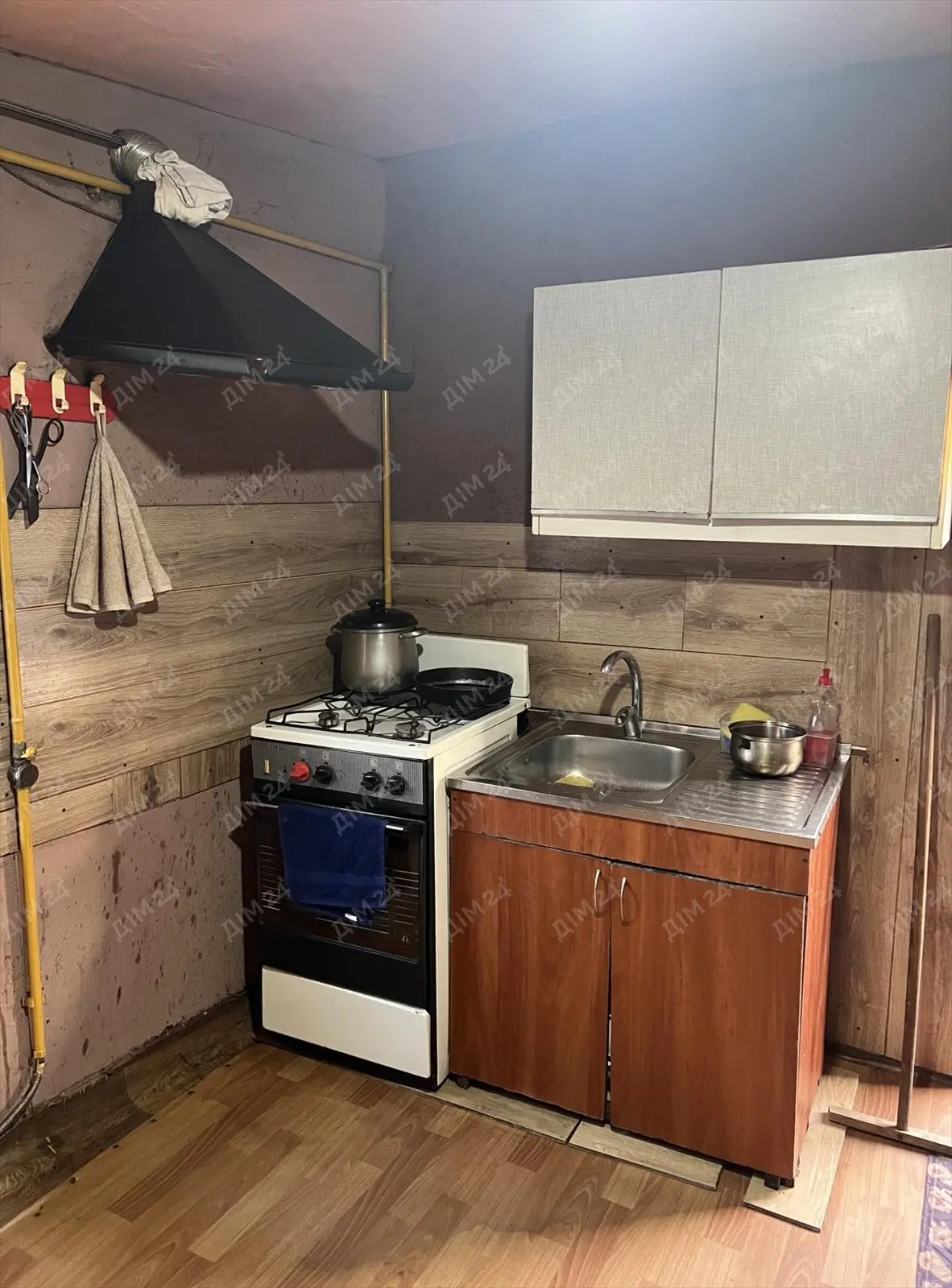 У продажу гарна частина будинку (12 км до Полтави):- загальна площа 45 м2, житловий стан- три комбіновані кімнати- зручності в наявності- свердловина 2025 року, колодязь, дві вигрібні ямиВелика земельна ділянка.В будинку все залишається.Більше інформації за телефоном.