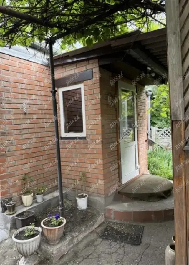 У продажу гарна частина будинку (12 км до Полтави):- загальна площа 45 м2, житловий стан- три комбіновані кімнати- зручності в наявності- свердловина 2025 року, колодязь, дві вигрібні ямиВелика земельна ділянка.В будинку все залишається.Більше інформації за телефоном.