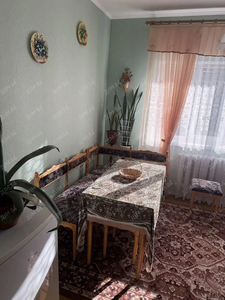 Продаж двох мебльованих дуже охайних будинків.Знаходяться в районі мясокомбіната.Будинок 1 — 95 м2Будинок 2 — 70 м2Будинки повністю мебльовані.Всі комунікації у робочому стані.Є бойлер,колонка,кондиціонери також залишаються вся техніка і меблі.Все в чудовому і дуже охайному стані.Можна заїжджати та жити в день купівлі.Зараз вхід один,але легко можна зробити за потреби два окремих вʼїзду.Ідеально для двох сімей або під орендний бізнес.Просторі та світлі будинки із комфортним плануванням.На території красивий ландшафт,є альтанка та окреме тех приміщення.Ключові переваги:два автономні будинкиповністю мебльованівсі комунікації у робочому станіможна заїжджати та жити в день купівліохайний та красивий двіродна ділянка — максимум користівисокий орендний потенціалТелефонуйте та домовляйтеся на показ!