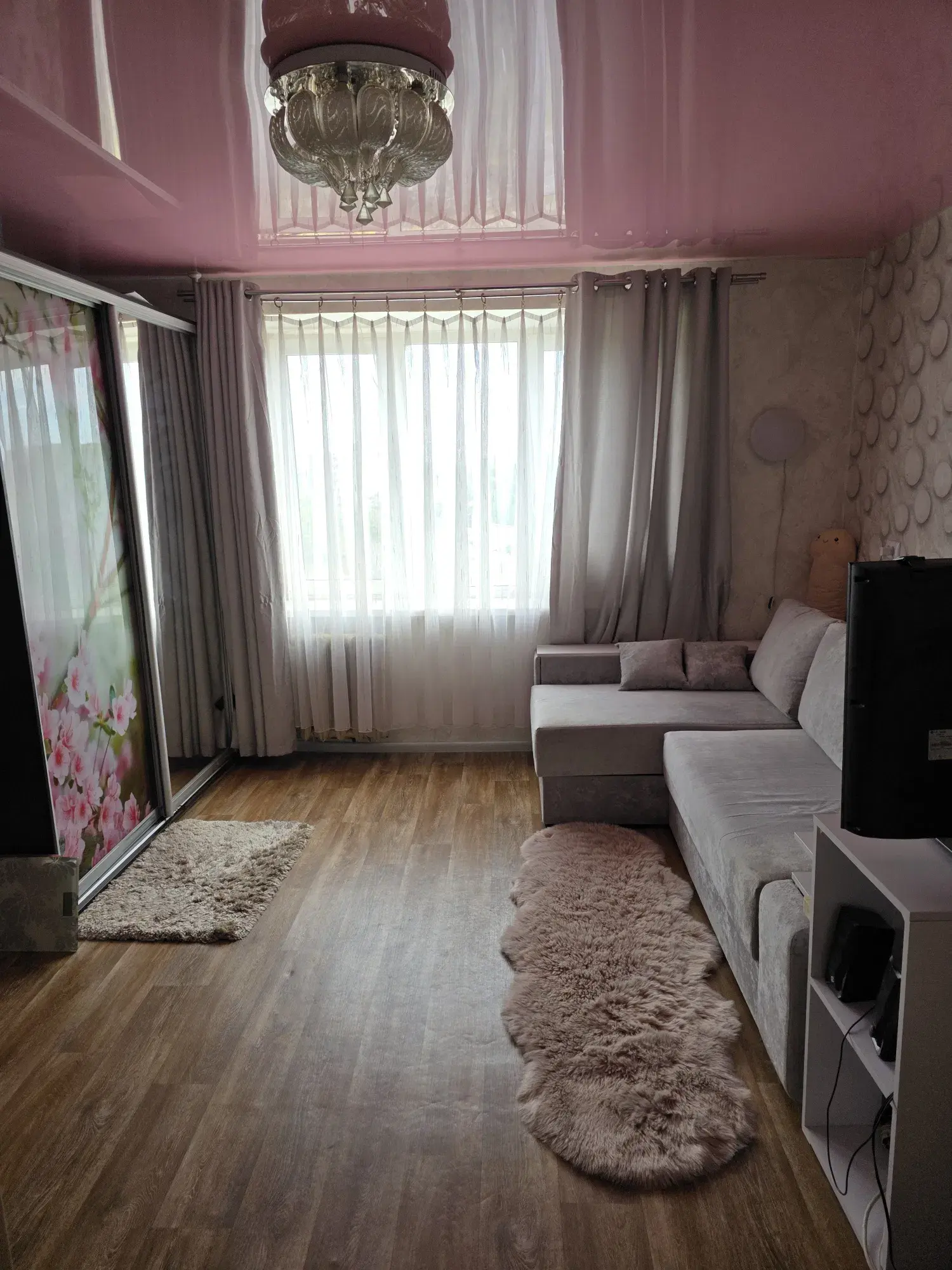 Пропонуємо до продажу світлу 2-кімнатну квартиру площею 50 м.кв. на 8 поверсі цегляного будинку.- 2 окремі кімнати- Роздільний санвузол- Лоджія- Центральне опалення- Меблі та частина техніки залишаються- Комора на поверсі- Вбудована шафа в коридоріКвартира в хорошому житловому стані, можна одразу заїжджати та жити. З вікон відкривається гарний краєвид.Вдале розташування: до центру близько 10 хвилин, поруч магазини, супермаркети, аптеки, транспорт та вся необхідна інфраструктура. Неподалік річка та місця для прогулянок.Документи в порядку, ніхто не зареєстрований.Телефонуйте та домовляйтеся про перегляд!