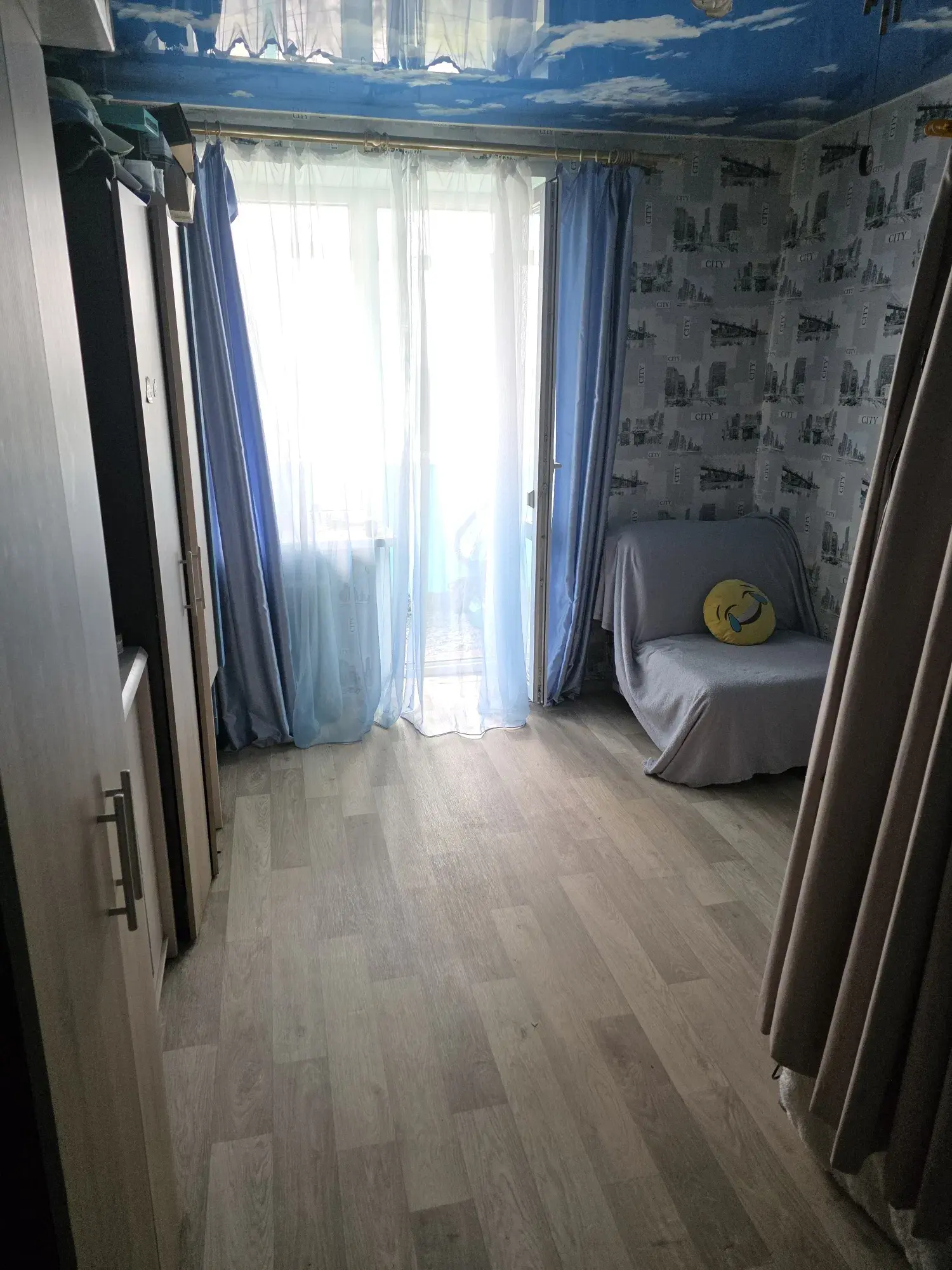 Пропонуємо до продажу світлу 2-кімнатну квартиру площею 50 м.кв. на 8 поверсі цегляного будинку.- 2 окремі кімнати- Роздільний санвузол- Лоджія- Центральне опалення- Меблі та частина техніки залишаються- Комора на поверсі- Вбудована шафа в коридоріКвартира в хорошому житловому стані, можна одразу заїжджати та жити. З вікон відкривається гарний краєвид.Вдале розташування: до центру близько 10 хвилин, поруч магазини, супермаркети, аптеки, транспорт та вся необхідна інфраструктура. Неподалік річка та місця для прогулянок.Документи в порядку, ніхто не зареєстрований.Телефонуйте та домовляйтеся про перегляд!