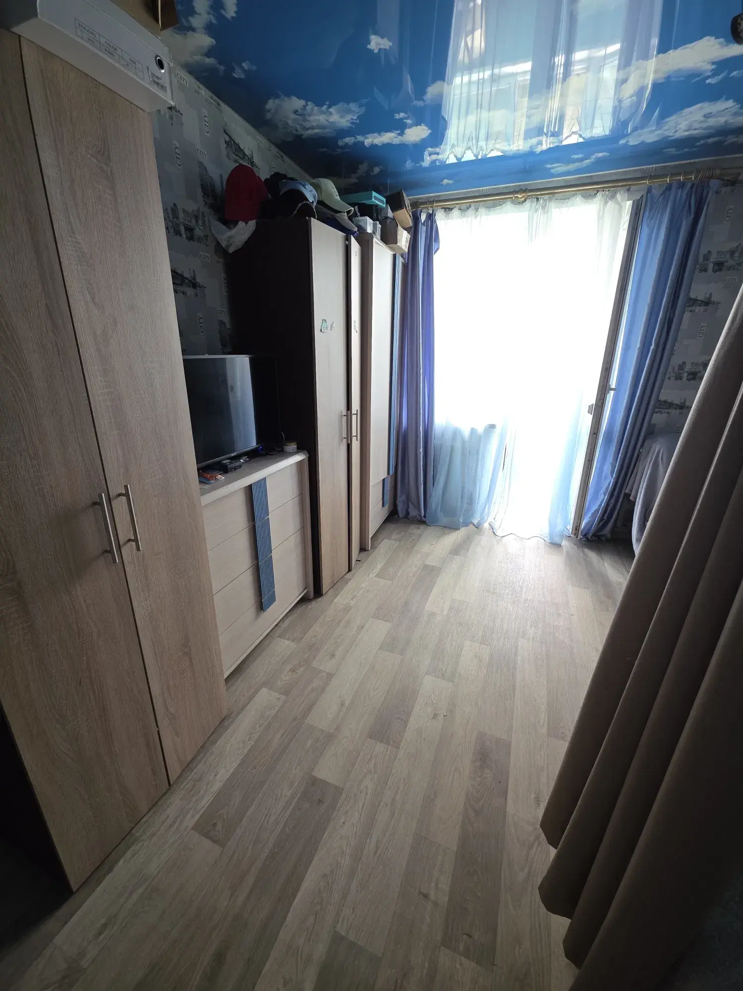 Пропонуємо до продажу світлу 2-кімнатну квартиру площею 50 м.кв. на 8 поверсі цегляного будинку.- 2 окремі кімнати- Роздільний санвузол- Лоджія- Центральне опалення- Меблі та частина техніки залишаються- Комора на поверсі- Вбудована шафа в коридоріКвартира в хорошому житловому стані, можна одразу заїжджати та жити. З вікон відкривається гарний краєвид.Вдале розташування: до центру близько 10 хвилин, поруч магазини, супермаркети, аптеки, транспорт та вся необхідна інфраструктура. Неподалік річка та місця для прогулянок.Документи в порядку, ніхто не зареєстрований.Телефонуйте та домовляйтеся про перегляд!