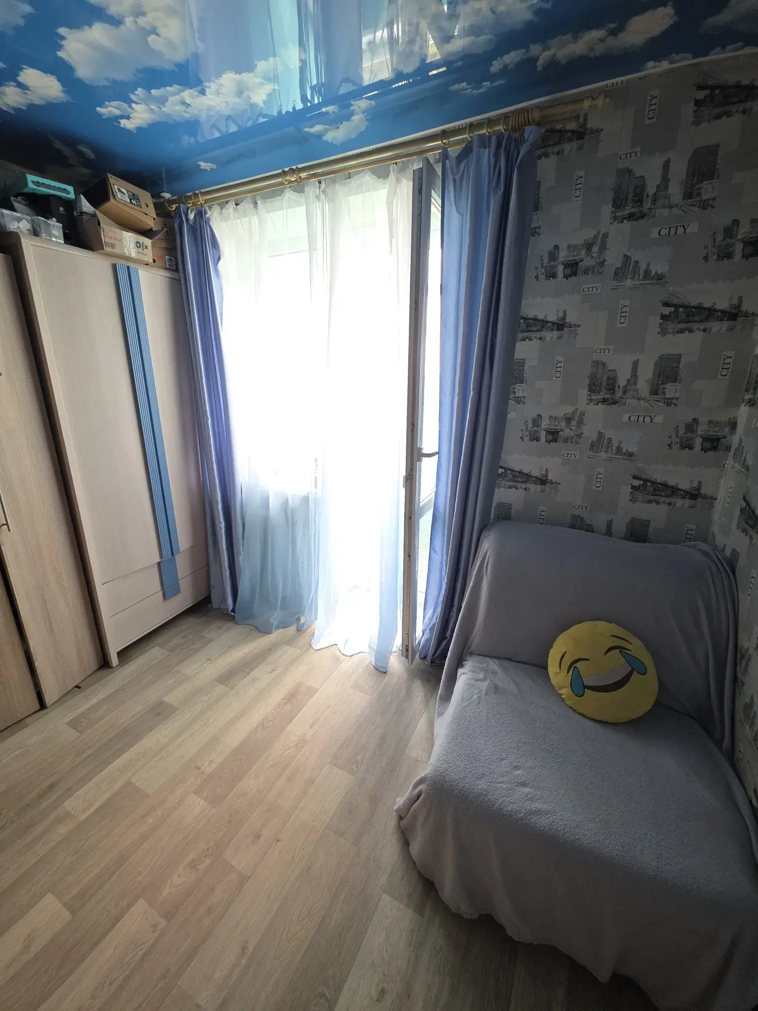 Пропонуємо до продажу світлу 2-кімнатну квартиру площею 50 м.кв. на 8 поверсі цегляного будинку.- 2 окремі кімнати- Роздільний санвузол- Лоджія- Центральне опалення- Меблі та частина техніки залишаються- Комора на поверсі- Вбудована шафа в коридоріКвартира в хорошому житловому стані, можна одразу заїжджати та жити. З вікон відкривається гарний краєвид.Вдале розташування: до центру близько 10 хвилин, поруч магазини, супермаркети, аптеки, транспорт та вся необхідна інфраструктура. Неподалік річка та місця для прогулянок.Документи в порядку, ніхто не зареєстрований.Телефонуйте та домовляйтеся про перегляд!