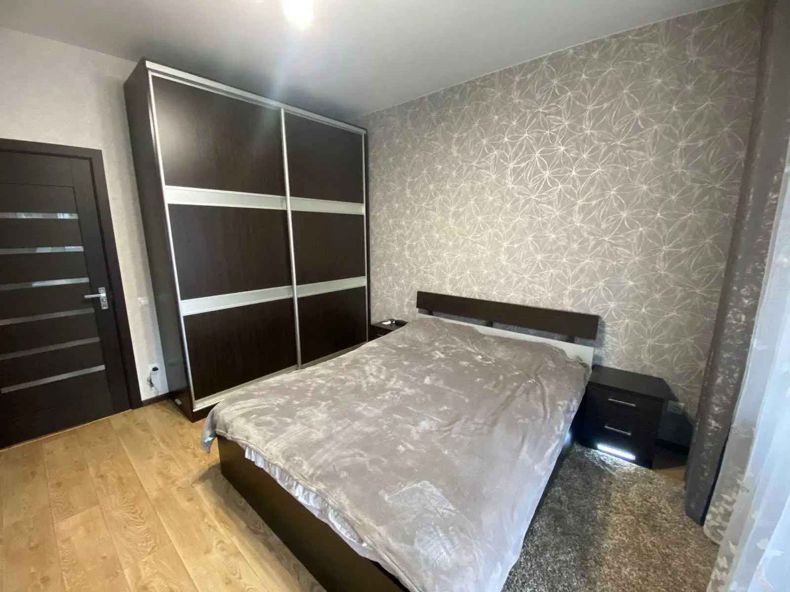 Пропонуємо квартиру загальною площею 52 м.кв. у комфортному районі міста — поруч із парком «Перемога» та Березовим сквером - Загальна площа — 52 м.кв.- Житлова — 31 м.кв.- Кухня — 7 м.кв.- 4/4 поверх.- Високі стелі, просторі кімнати.- Балкон у двір.Утеплений дах над квартирою.Замінені електрика, труби опалення та водопостачання.Газова колонка BOSCH.Власна котельня з генератором.Закритий двір.Енергонезалежний оптоволоконний інтернет.Поруч парк, Березовий сквер, юридична академія, лікарні, дитячий садок, магазини, кафе та ресторани.Телефонуйте та домовляйтеся про перегляд!