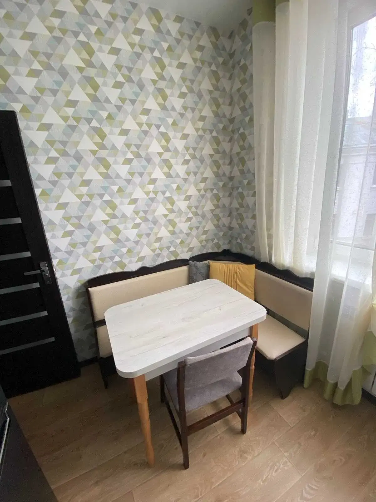 Пропонуємо квартиру загальною площею 52 м.кв. у комфортному районі міста — поруч із парком «Перемога» та Березовим сквером - Загальна площа — 52 м.кв.- Житлова — 31 м.кв.- Кухня — 7 м.кв.- 4/4 поверх.- Високі стелі, просторі кімнати.- Балкон у двір.Утеплений дах над квартирою.Замінені електрика, труби опалення та водопостачання.Газова колонка BOSCH.Власна котельня з генератором.Закритий двір.Енергонезалежний оптоволоконний інтернет.Поруч парк, Березовий сквер, юридична академія, лікарні, дитячий садок, магазини, кафе та ресторани.Телефонуйте та домовляйтеся про перегляд!