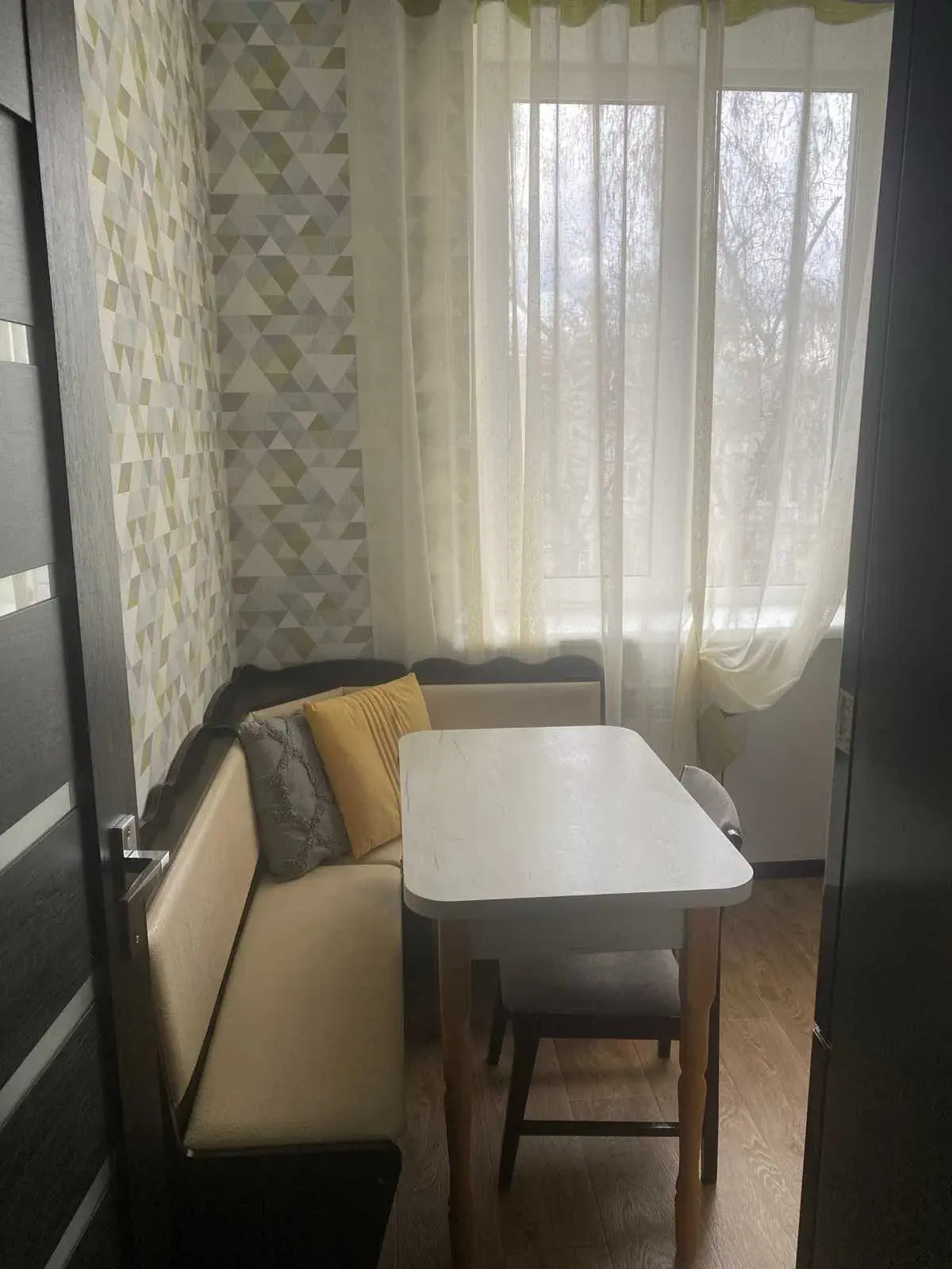 Пропонуємо квартиру загальною площею 52 м.кв. у комфортному районі міста — поруч із парком «Перемога» та Березовим сквером - Загальна площа — 52 м.кв.- Житлова — 31 м.кв.- Кухня — 7 м.кв.- 4/4 поверх.- Високі стелі, просторі кімнати.- Балкон у двір.Утеплений дах над квартирою.Замінені електрика, труби опалення та водопостачання.Газова колонка BOSCH.Власна котельня з генератором.Закритий двір.Енергонезалежний оптоволоконний інтернет.Поруч парк, Березовий сквер, юридична академія, лікарні, дитячий садок, магазини, кафе та ресторани.Телефонуйте та домовляйтеся про перегляд!