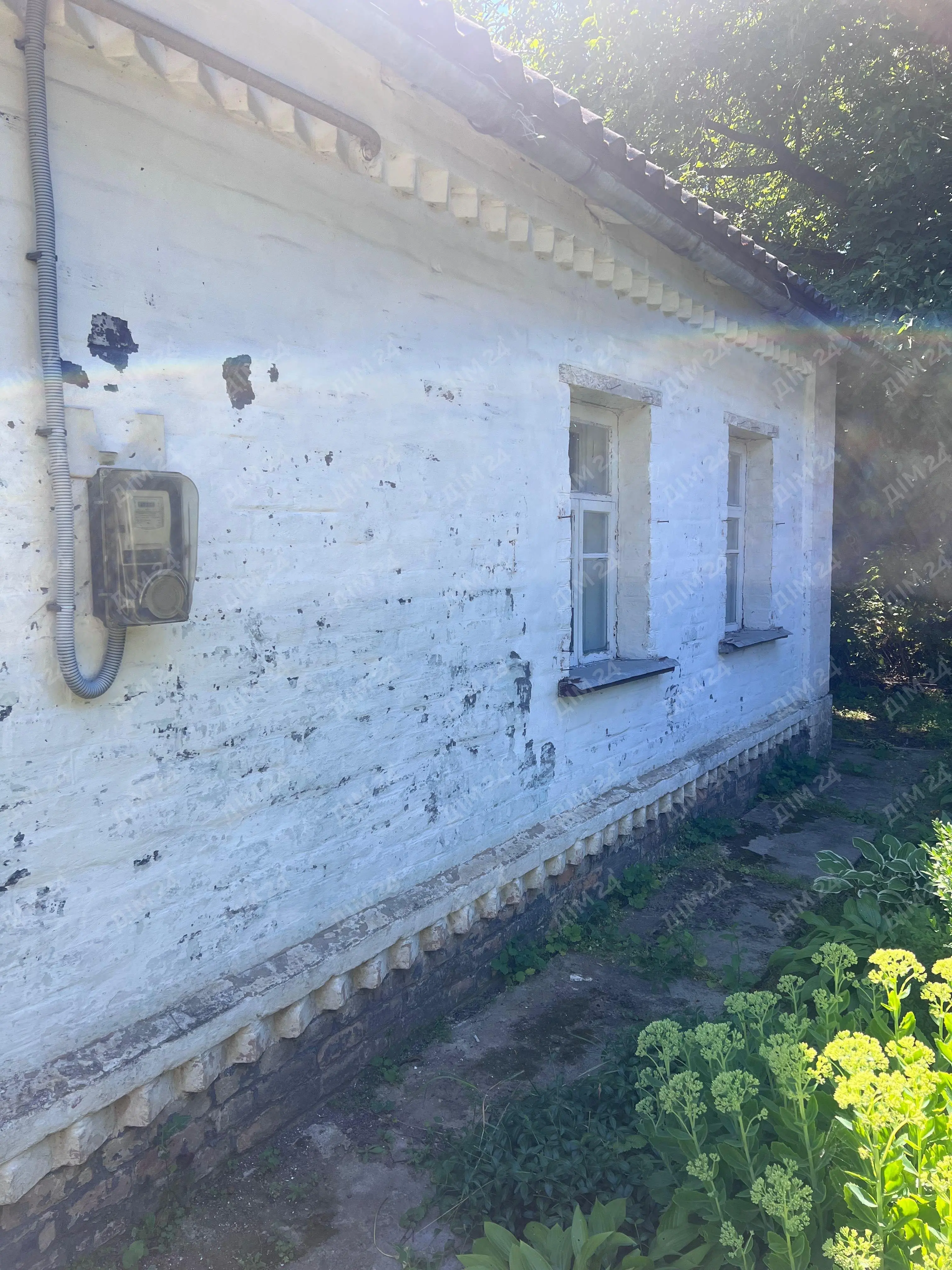 Бюджетний будинок в Диканьці.* Загальна площа 76м2;* три кімнати;* опалення пічне-газове;* централізоване водопостачання;* вікна дерев`яні;* зручності на вулиці;* земельна ділянка 25 соток;* молодий сад із сортовими деревами. &nbsp;&nbsp;В доступності школа, дитячий садочок, магазини, зупинка транспорту.