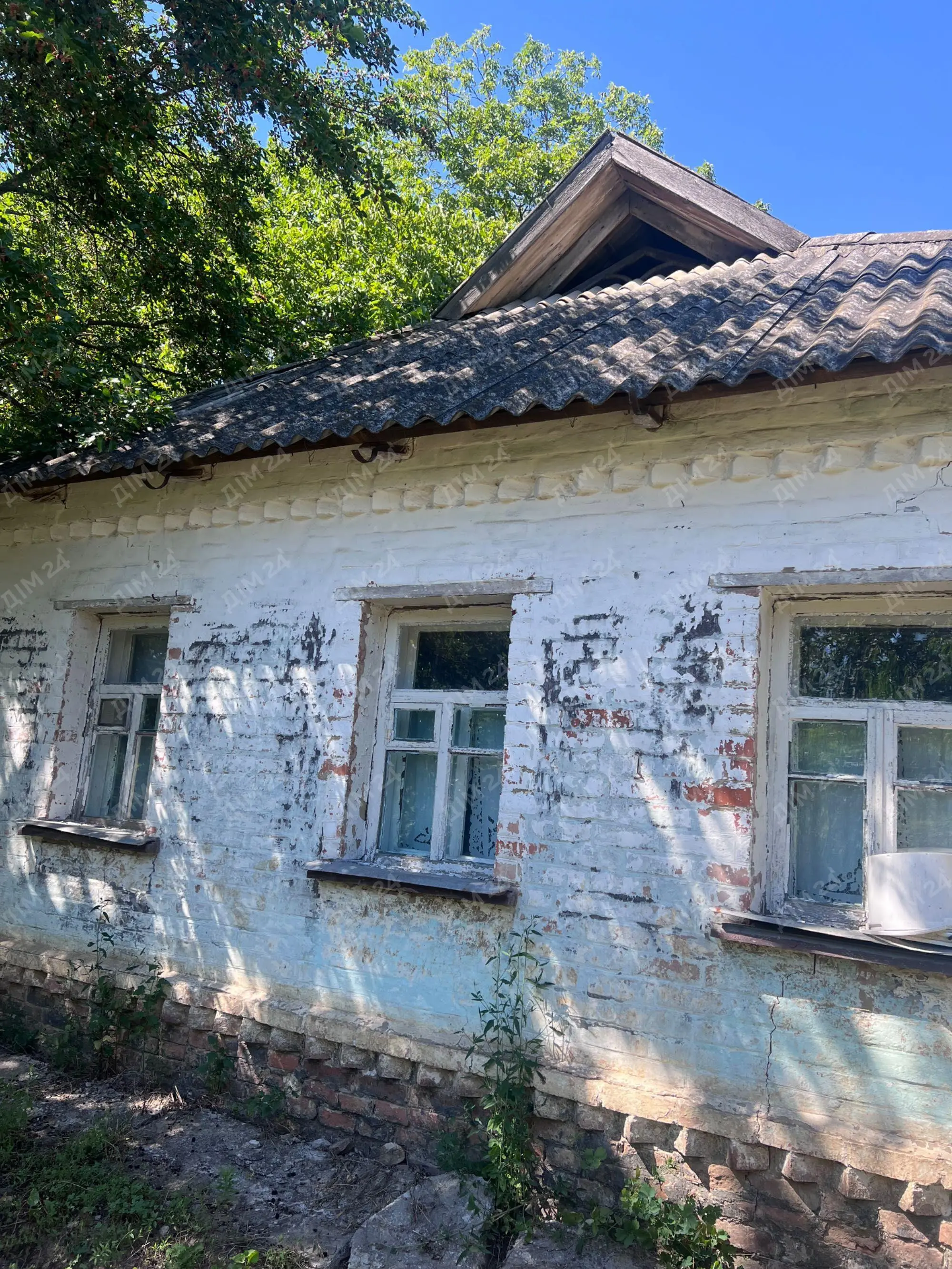 Бюджетний будинок в Диканьці.* Загальна площа 76м2;* три кімнати;* опалення пічне-газове;* централізоване водопостачання;* вікна дерев`яні;* зручності на вулиці;* земельна ділянка 25 соток;* молодий сад із сортовими деревами. &nbsp;&nbsp;В доступності школа, дитячий садочок, магазини, зупинка транспорту.