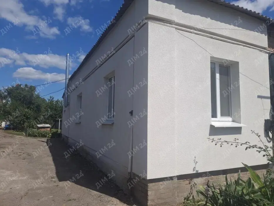 У продажу трикімнатна квартира загальною площею 70,7 кв.м. в одноповерховому будинку.Будинок знаходиться в м.Полтава недалеко від центру. Повністю нове опалення, замінена проводка (3 фази). Є виділена своя територія землі у користуванні (не приватизована ), гараж, погріб. Залишаються &nbsp;дивани, шафи, стіл, стільці , вбудована кухня (нова), холодильник. Є можливість пічного опалення квартири. До школи 2 хв., поруч гіпермаркети, зупинка.